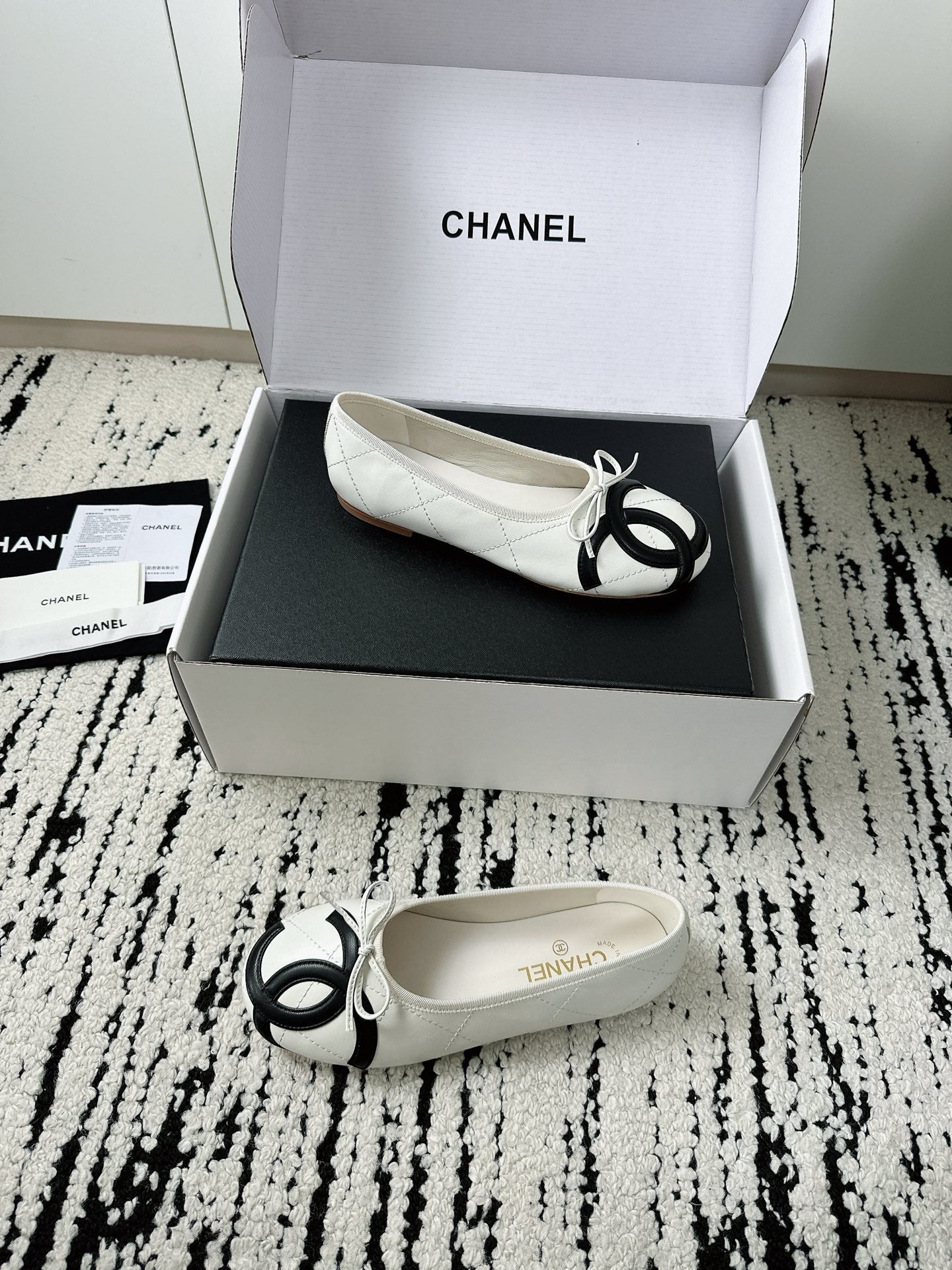 CC 26s Coco Beach Ballet Flats White Quited Lambskin 741121