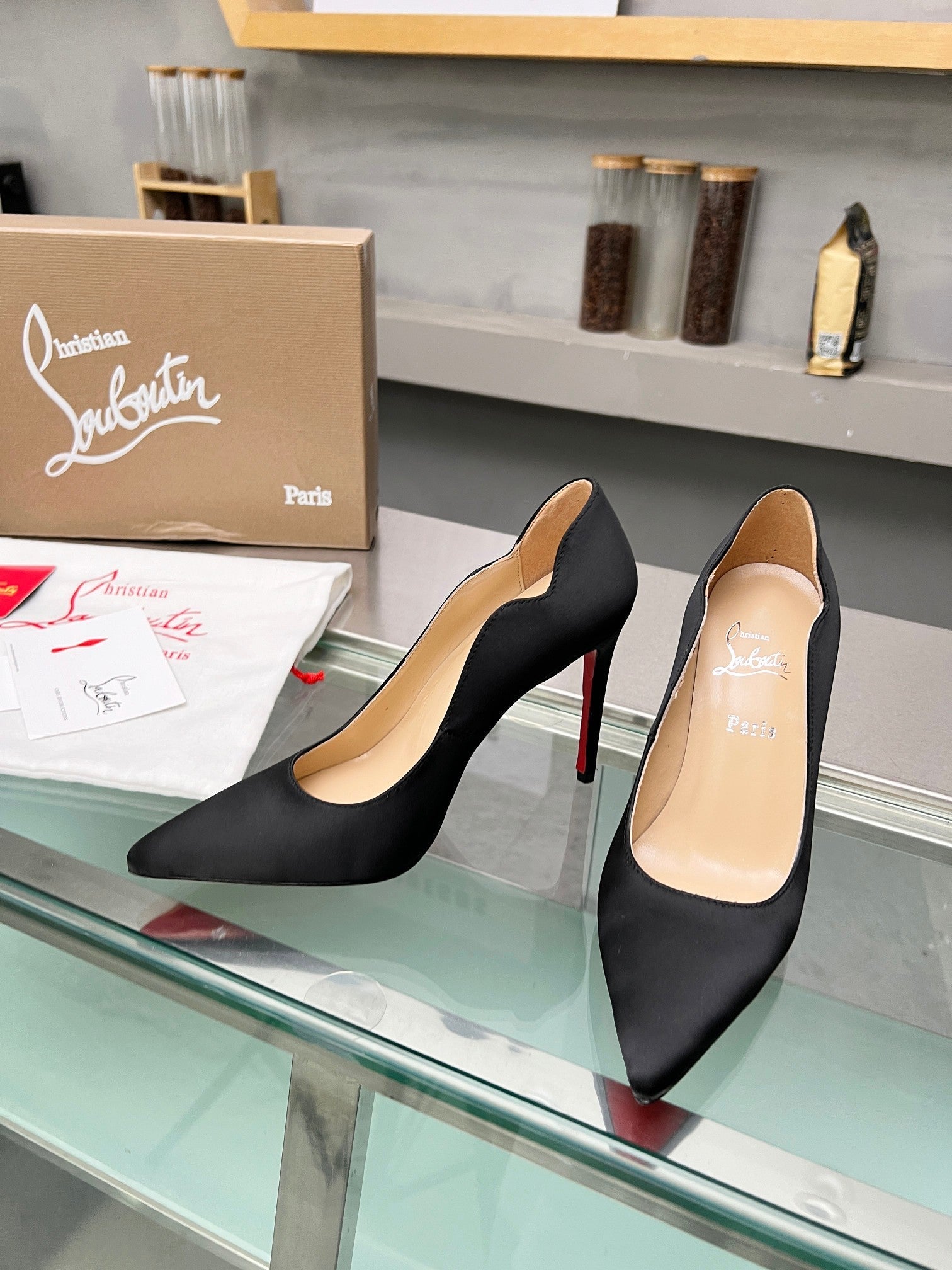 CL Hot Chick Pumps 100mm Crepe Satin Black