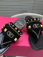 VT Rockstud Thong Sandals Black Suede 334638