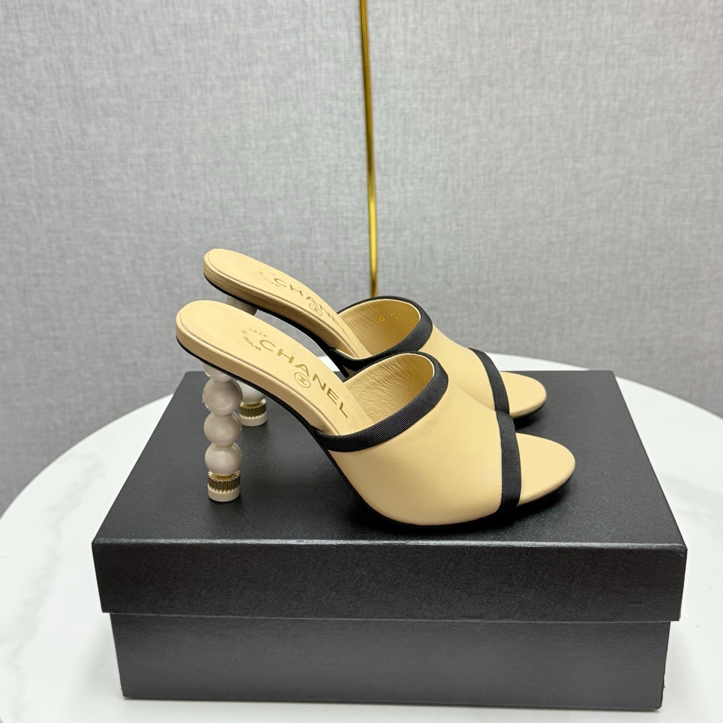 CC 25 High Heel Slippers 85mn Beige Black Sheepskin 368791
