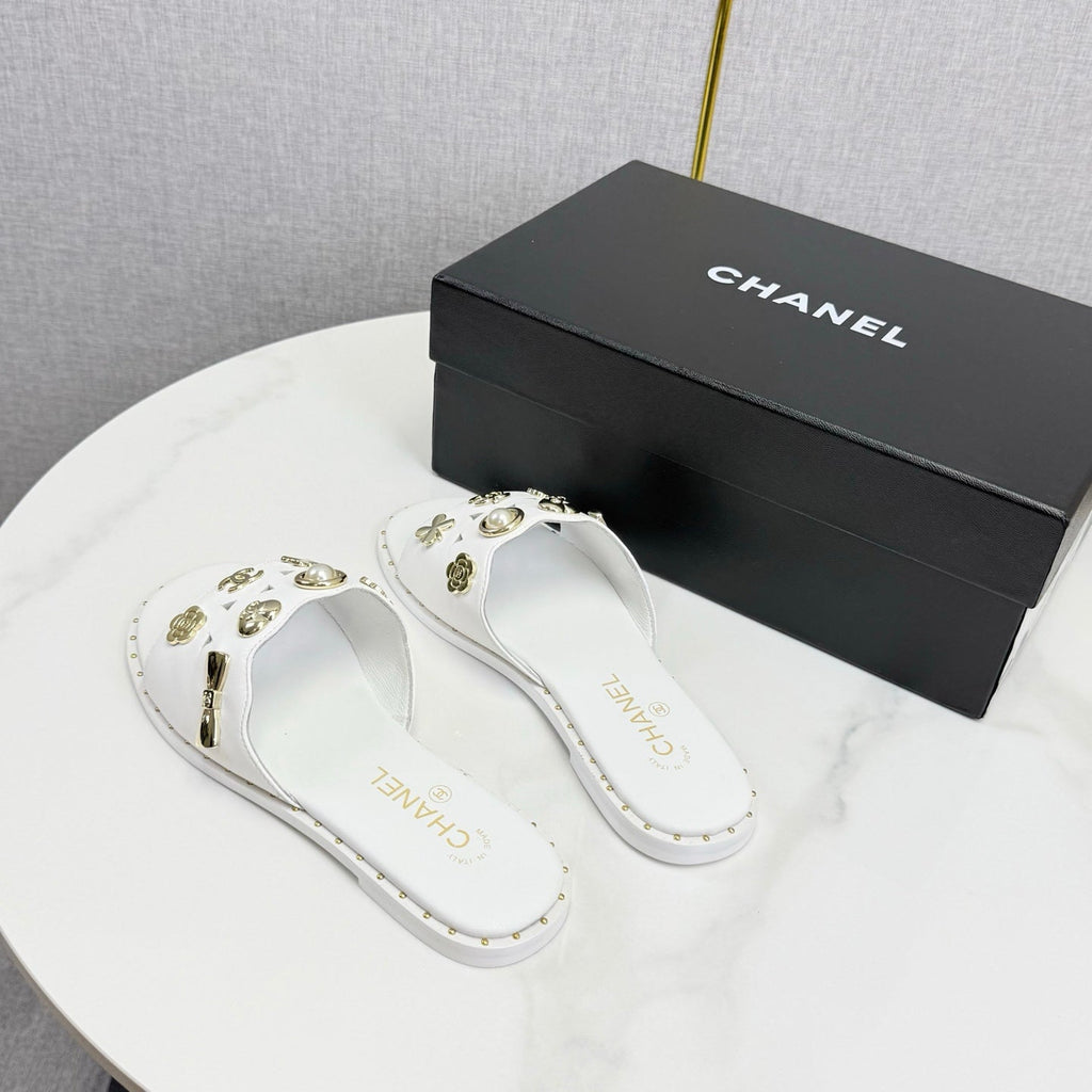 CC 26s Crystal Sandal White Sheepskin 639830