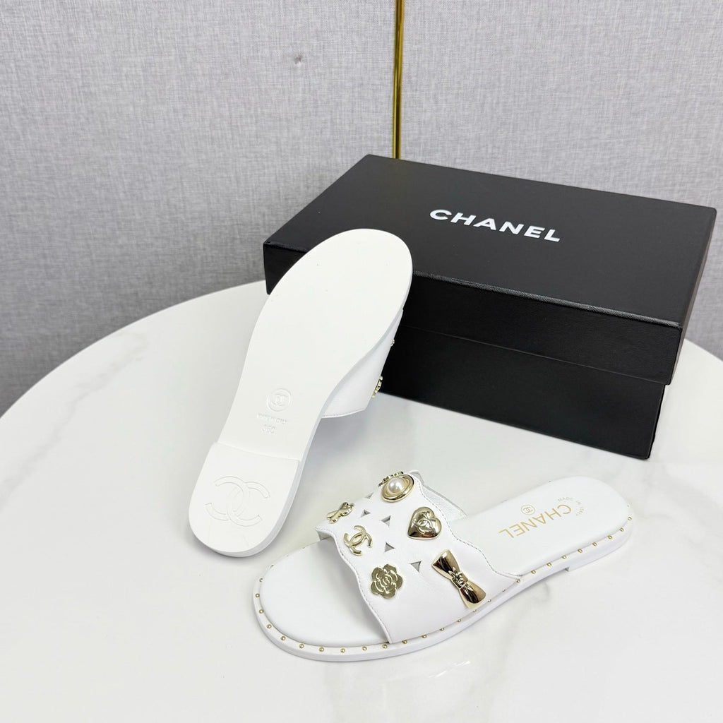 CC 26s Crystal Sandal White Sheepskin 639830