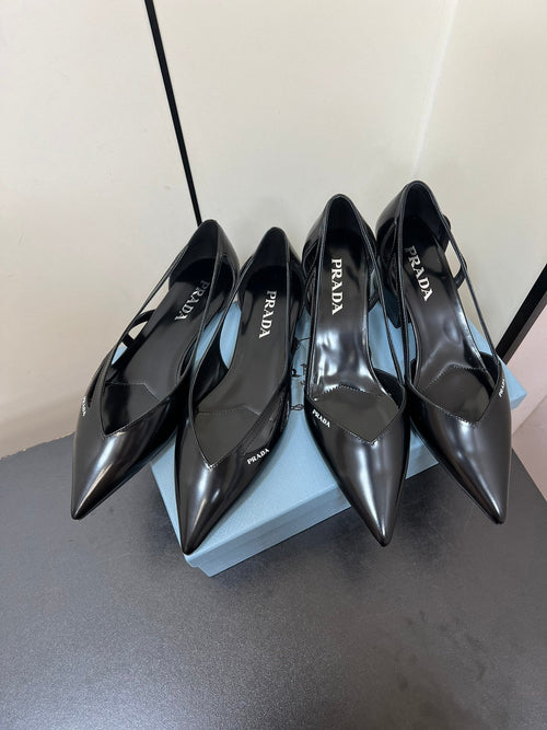 BRUSHED CUT-OUT BALLERINA FLAT IN BLACK CALFSKIN