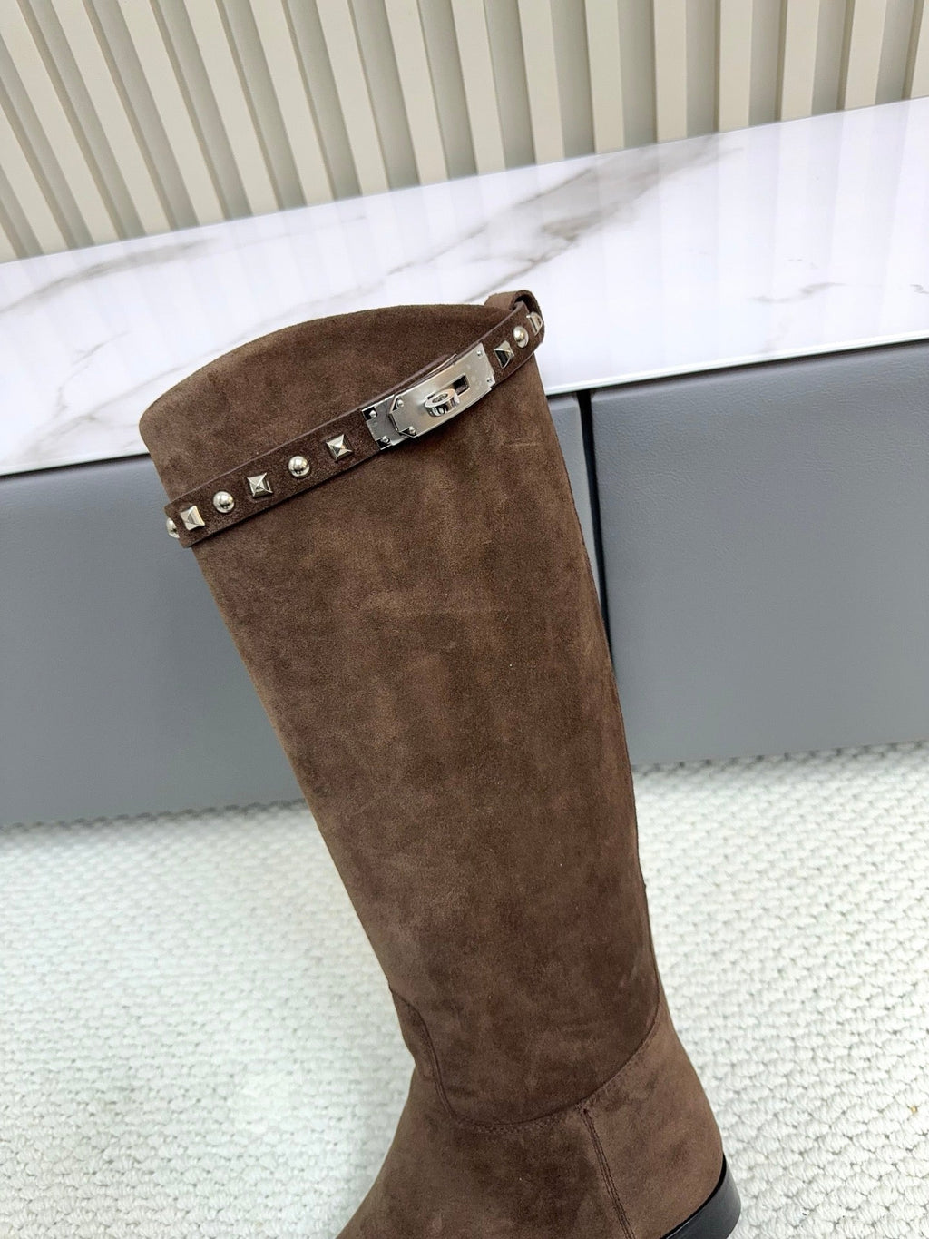 HM 25ss Kelly Buckle Riding Boots Dark Brown Suede 576118