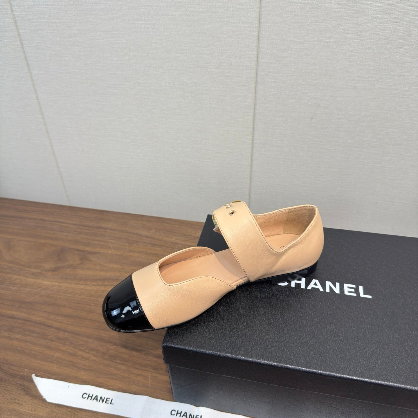 CC 26s Marry Jane Flat 2.5cm Beige Black Cowhide 632183