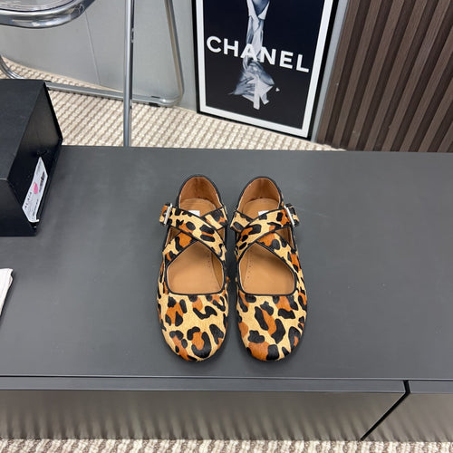 Alaila Criss Cross Ballet Flats In Beige Lambskin 996059