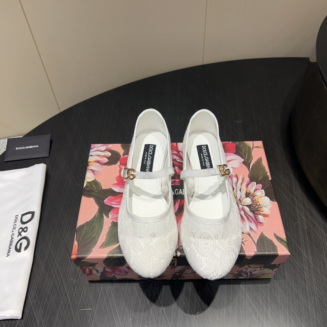 DC 25 Mary Jane White Lace And Sheepskin 381623