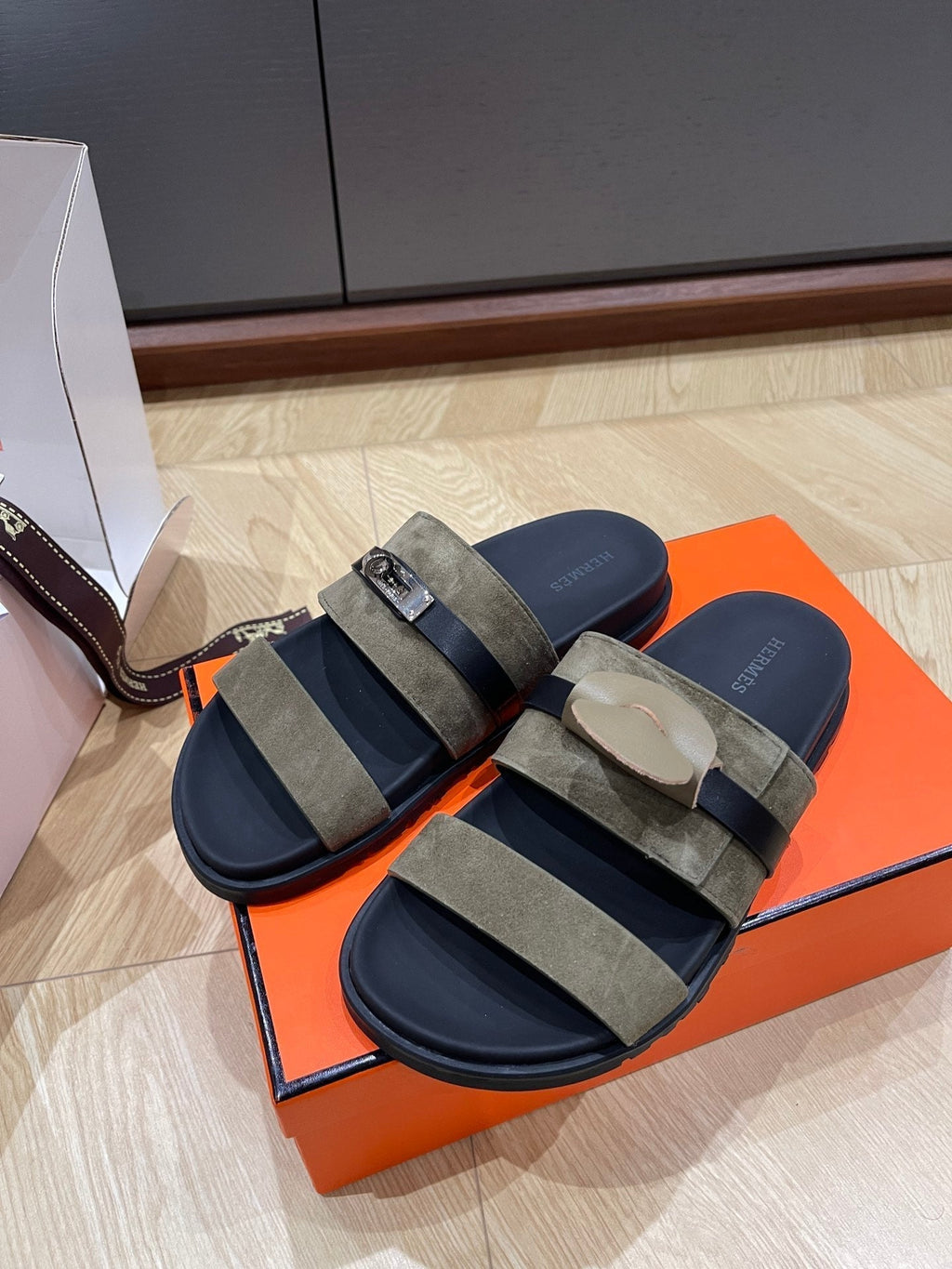 HM 25 Jackson Sandal Khaki Suede Black Calfskin