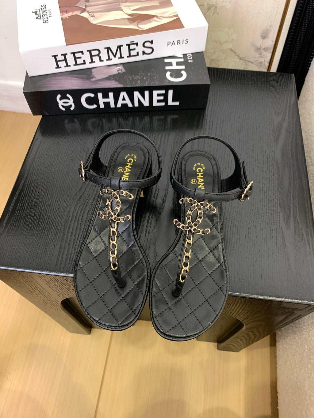 CC 25 Thong Sandal Double C Leather