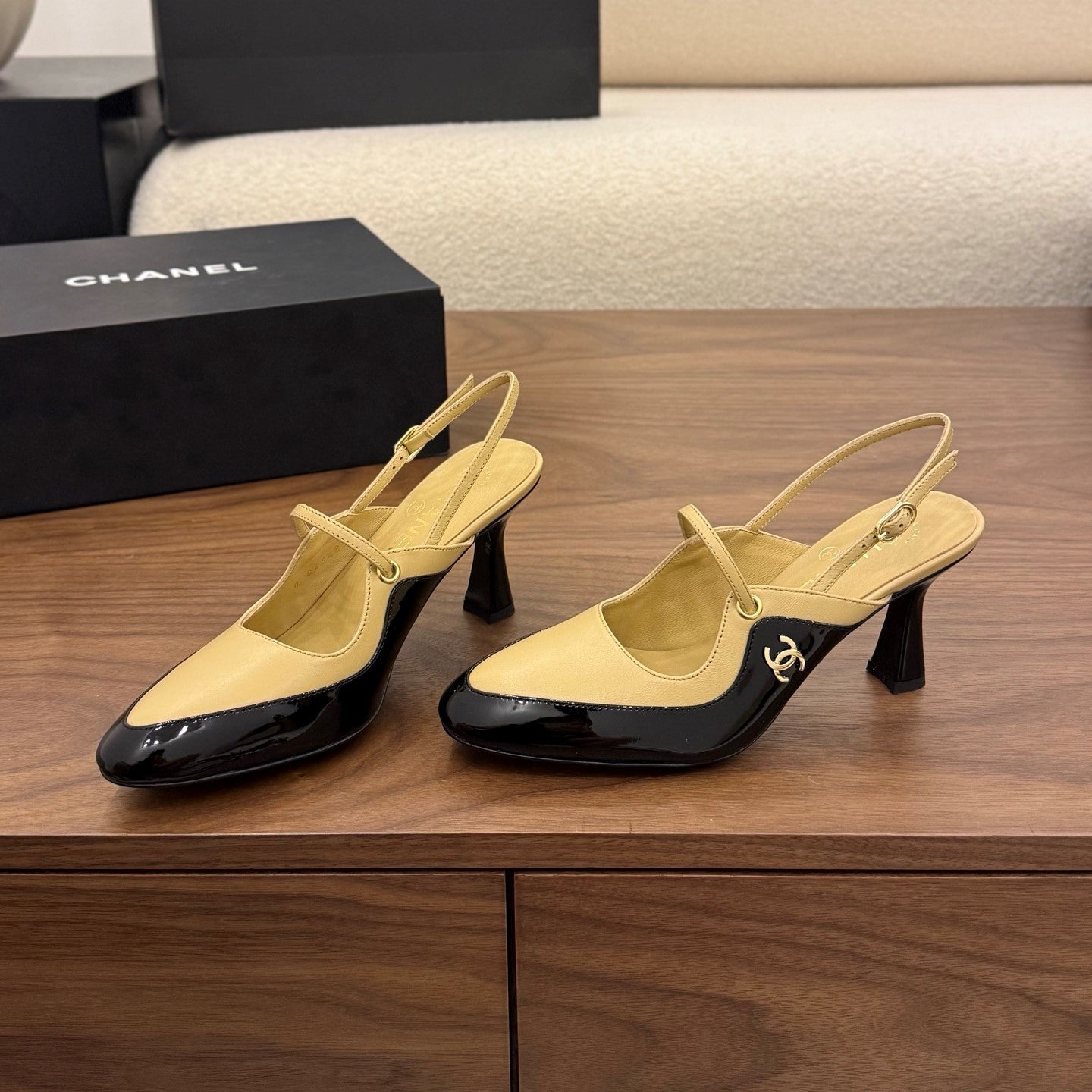 CC 26FW Slingback 7.5cm Black Beige Lambskin Patent Leather 676114