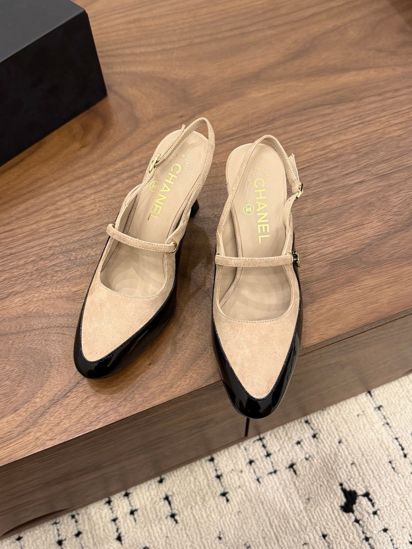 CC 26FW Slingback 7.5cm Beige Black Suede Patent Leather 676120