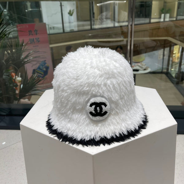 BUCKET HAT IN WHITE MIX BLACK LAMB FUR 420891