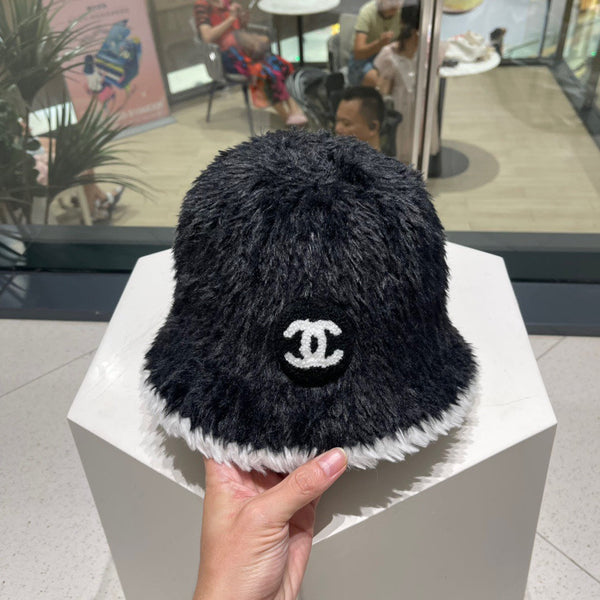 BUCKET HAT IN BLACK MIX WHITE LAMB FUR 420892