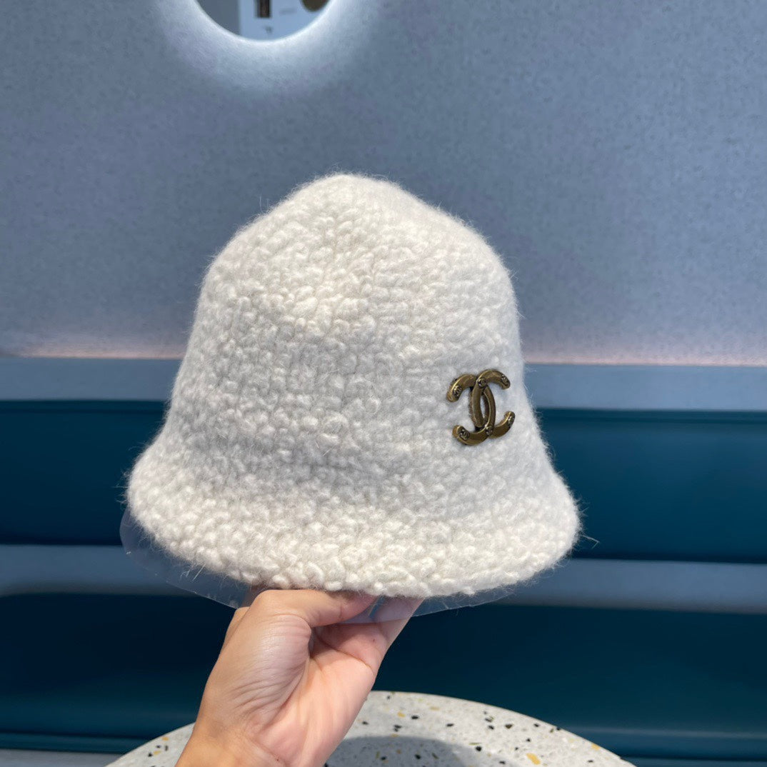 BUCKET HAT IN WHITE LAMB FUR 422035