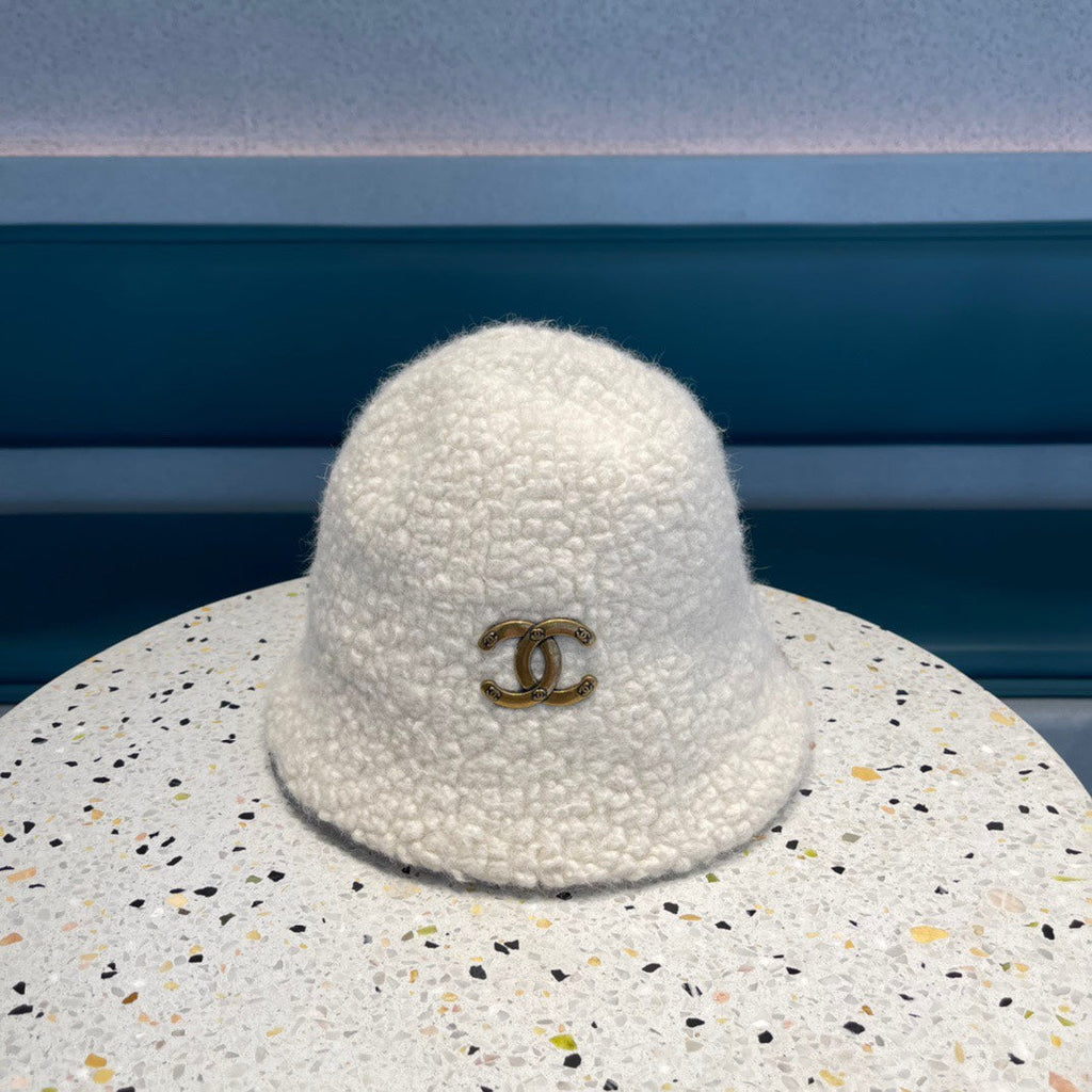 BUCKET HAT IN WHITE LAMB FUR 422035