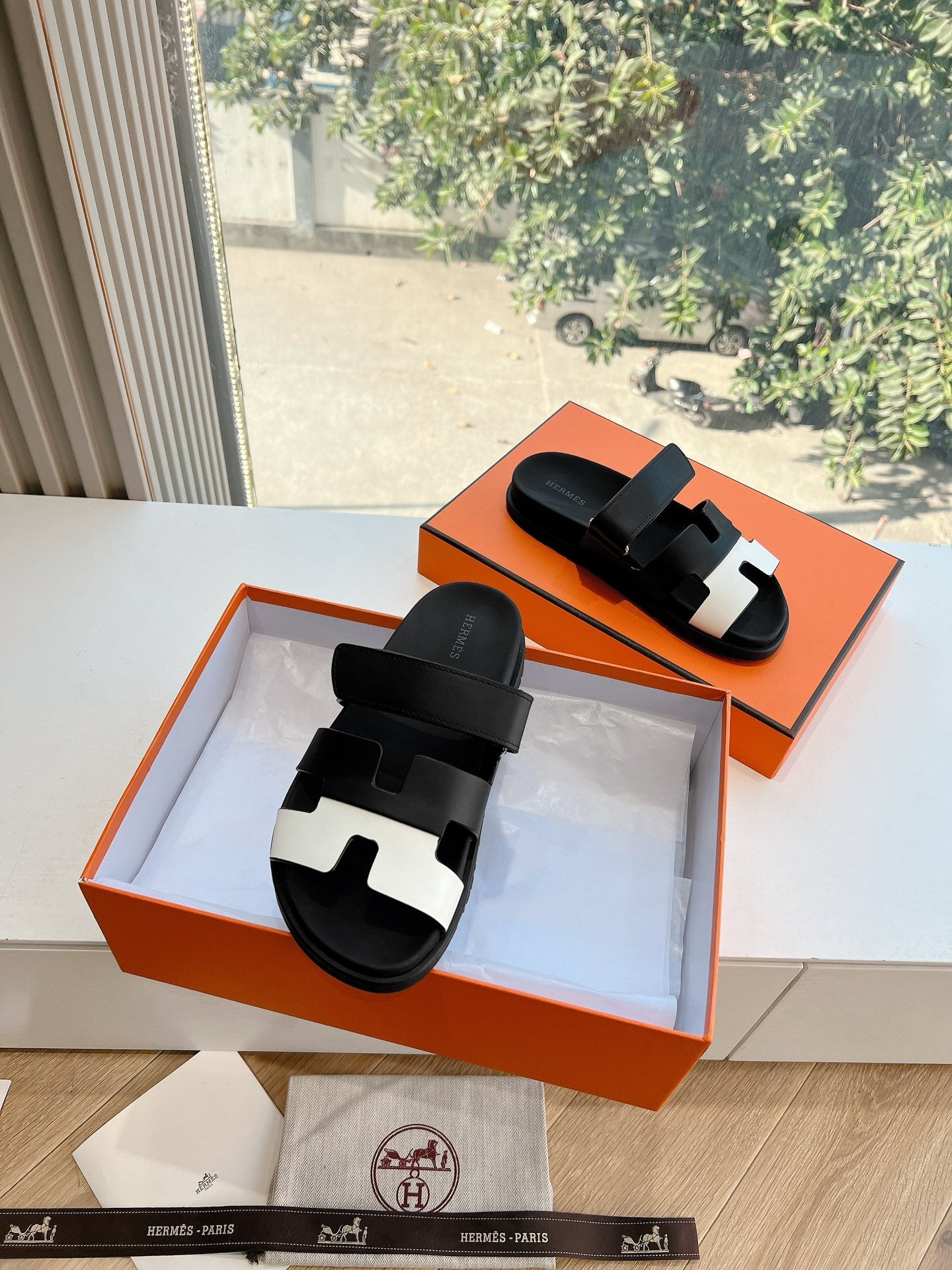 HM Chypre Sandal Black Mix White Calfskin 202814