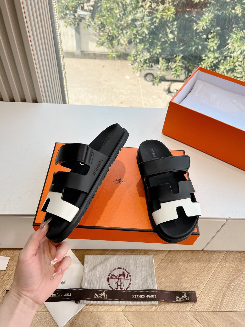 HM Chypre Sandal Black Mix White Calfskin 202814