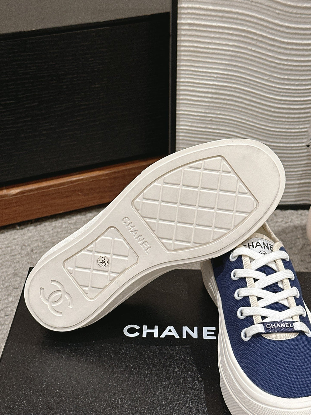 LACE-UP SNEAKERS IN NAVY BLUE CANVAS