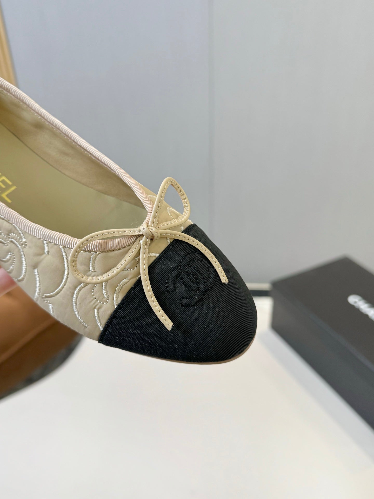 CC 25ss Métiers d’art Ballet Flats 10mm Black Beige Fabric Grosgrain 417040
