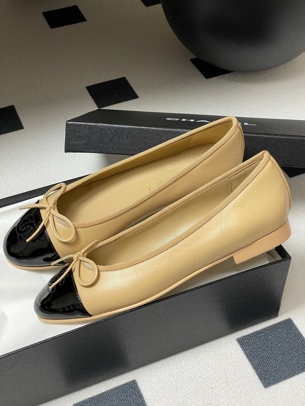 CC 25P Beige Black Quilted Calfskin