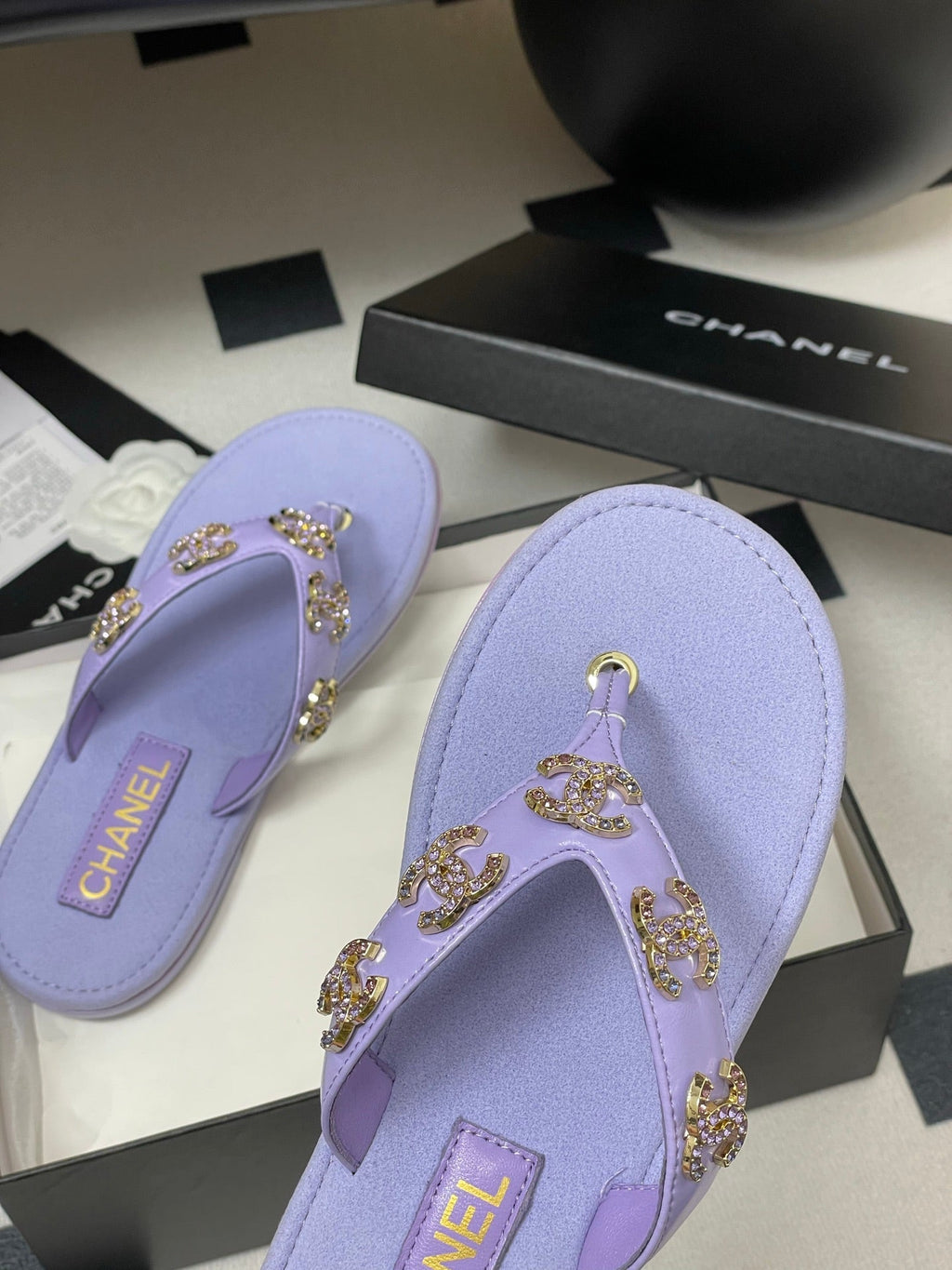 CC 25P Double C 5 Motifs Thongs Sandal Purple Sheepskin 247694
