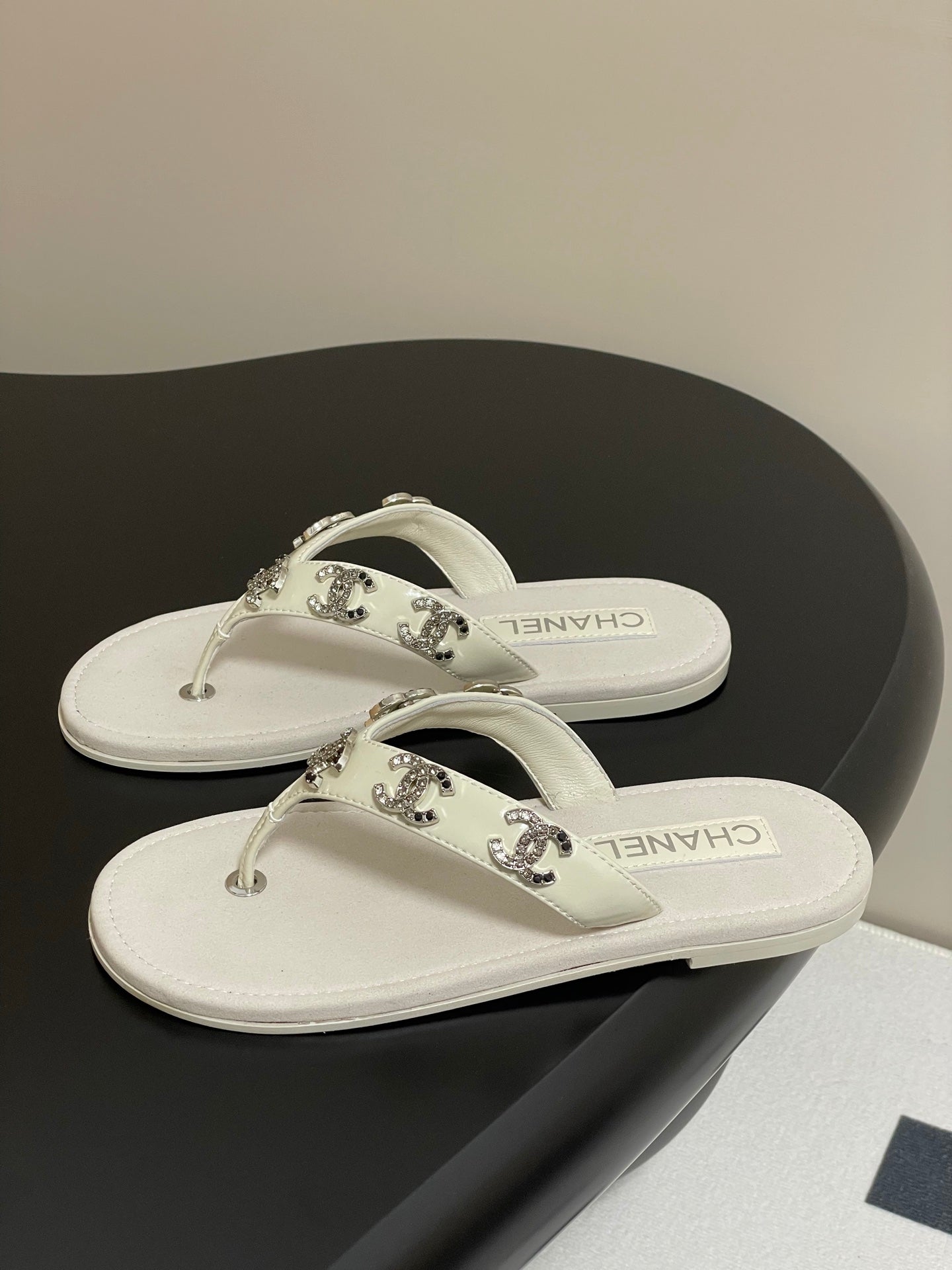 CC 25P Double C 5 Motifs Thongs Sandal Grey Sheepskin 247698