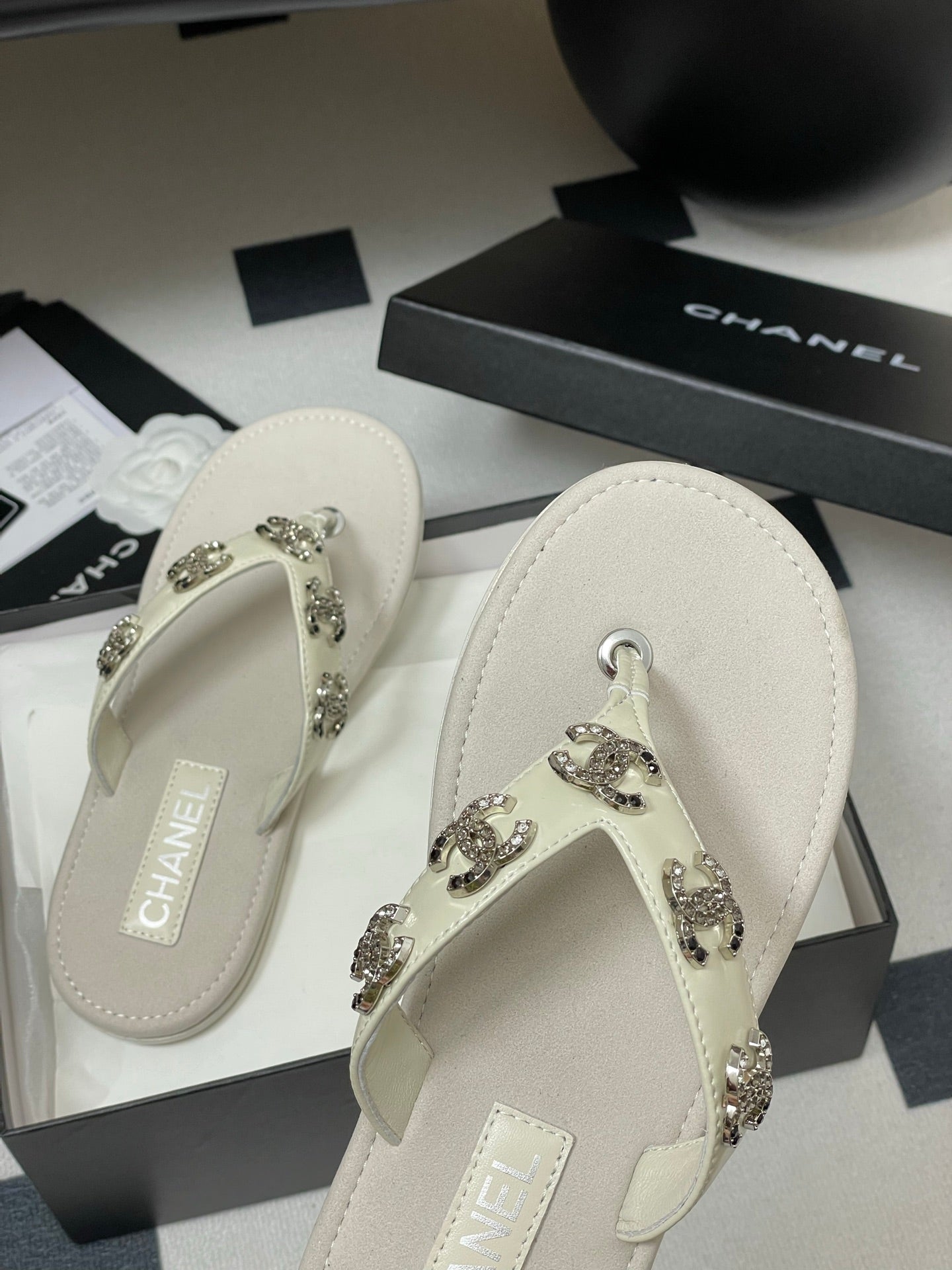 CC 25P Double C 5 Motifs Thongs Sandal Grey Sheepskin 247698
