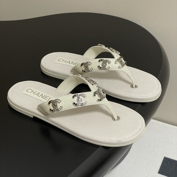CC 25P Double C 5 Motifs Thongs Sandal Grey Sheepskin 247698