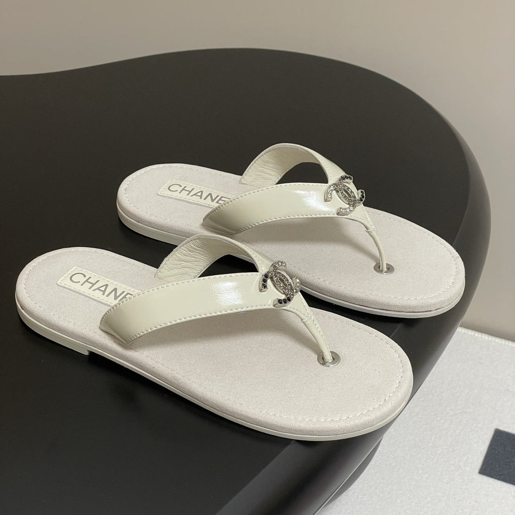 CC 25P Double C 1 Motif Thongs Sandal Grey Sheepskin 247704