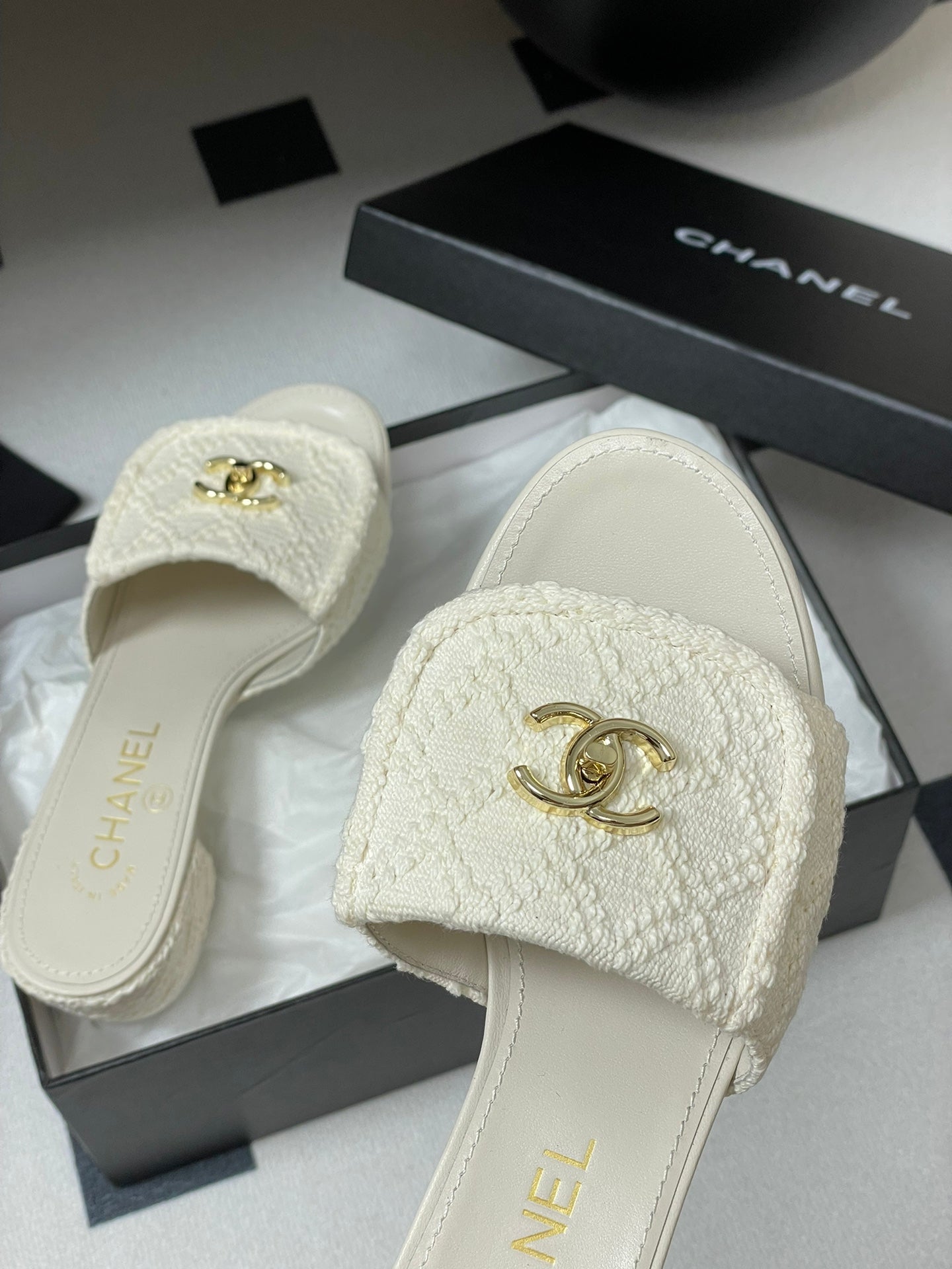 CC 25S Buckle Bag Mule Sandal 50mm White Fabric and Sheepskin 247601