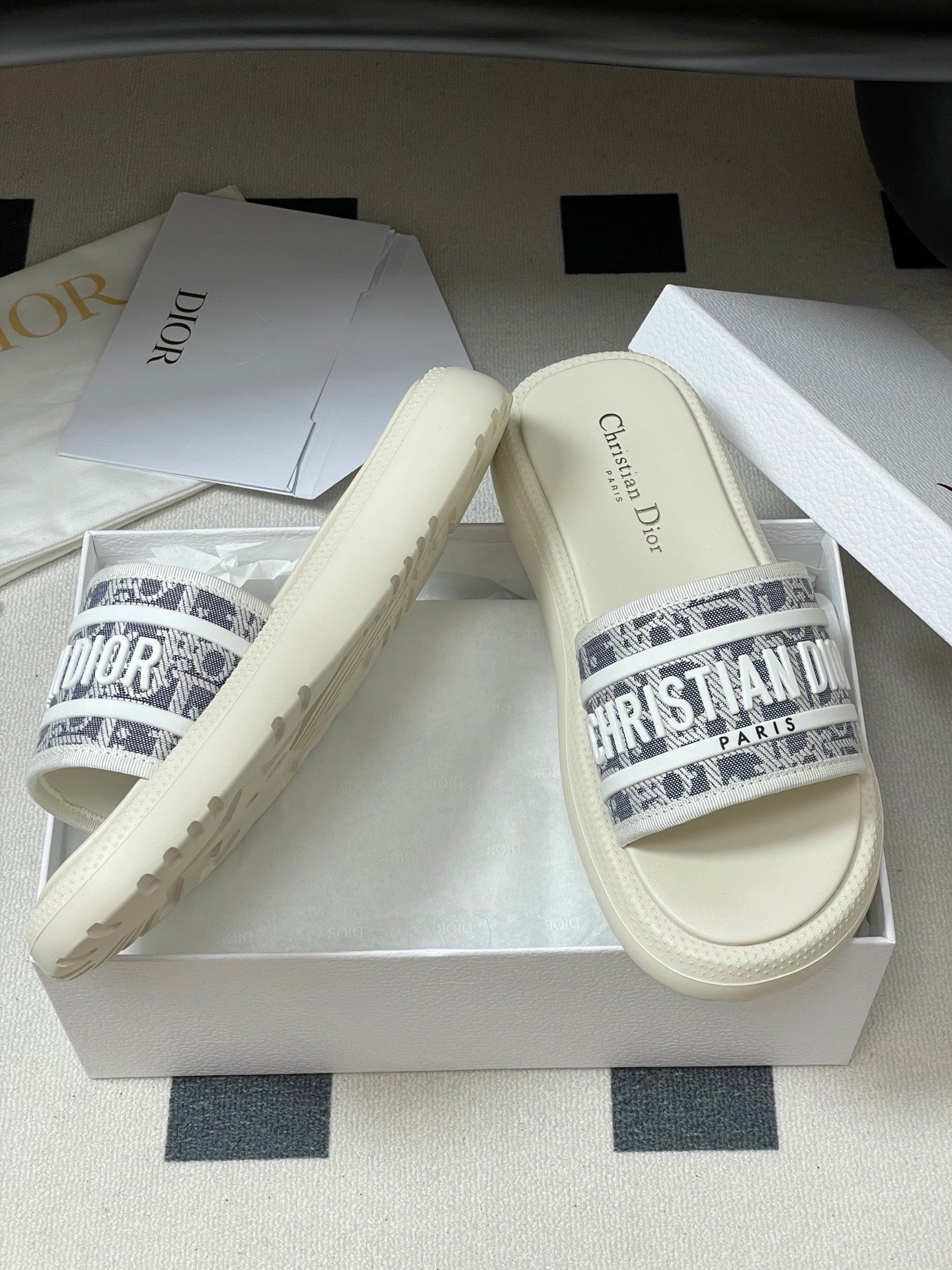 CD 25 Slippers White Gray Fabric 394062