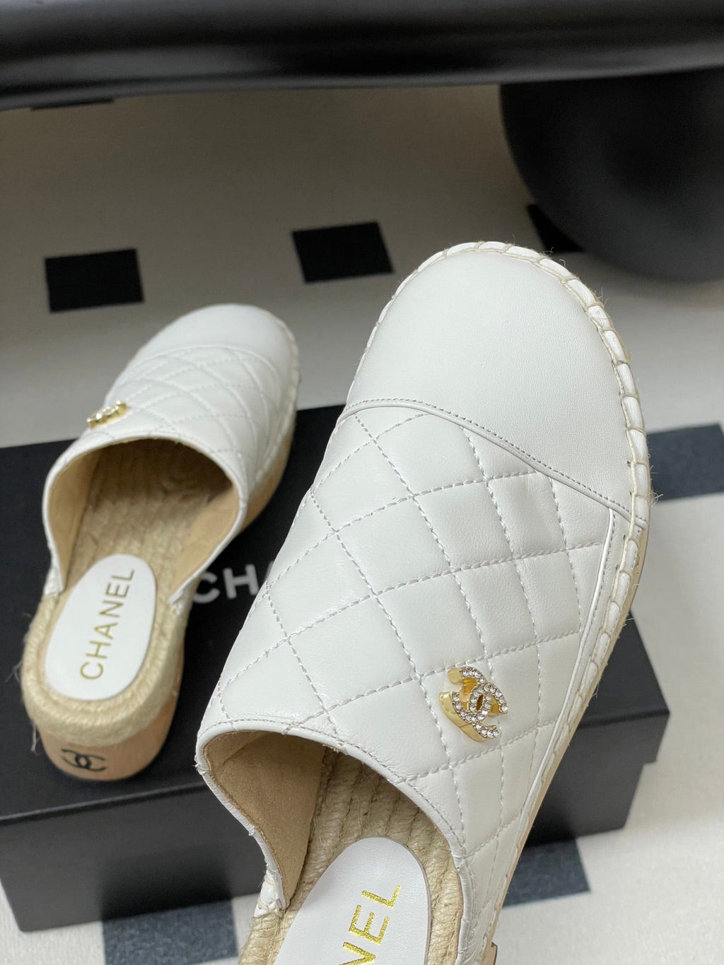 CC 25A Clog Slippers 40mm White Quilted Lambskin 393950