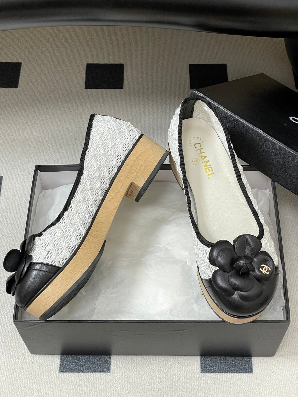 CC 25A Camelia Thick-Soled Shoe 40mm White Lace Mix Black Sheepskin 393958