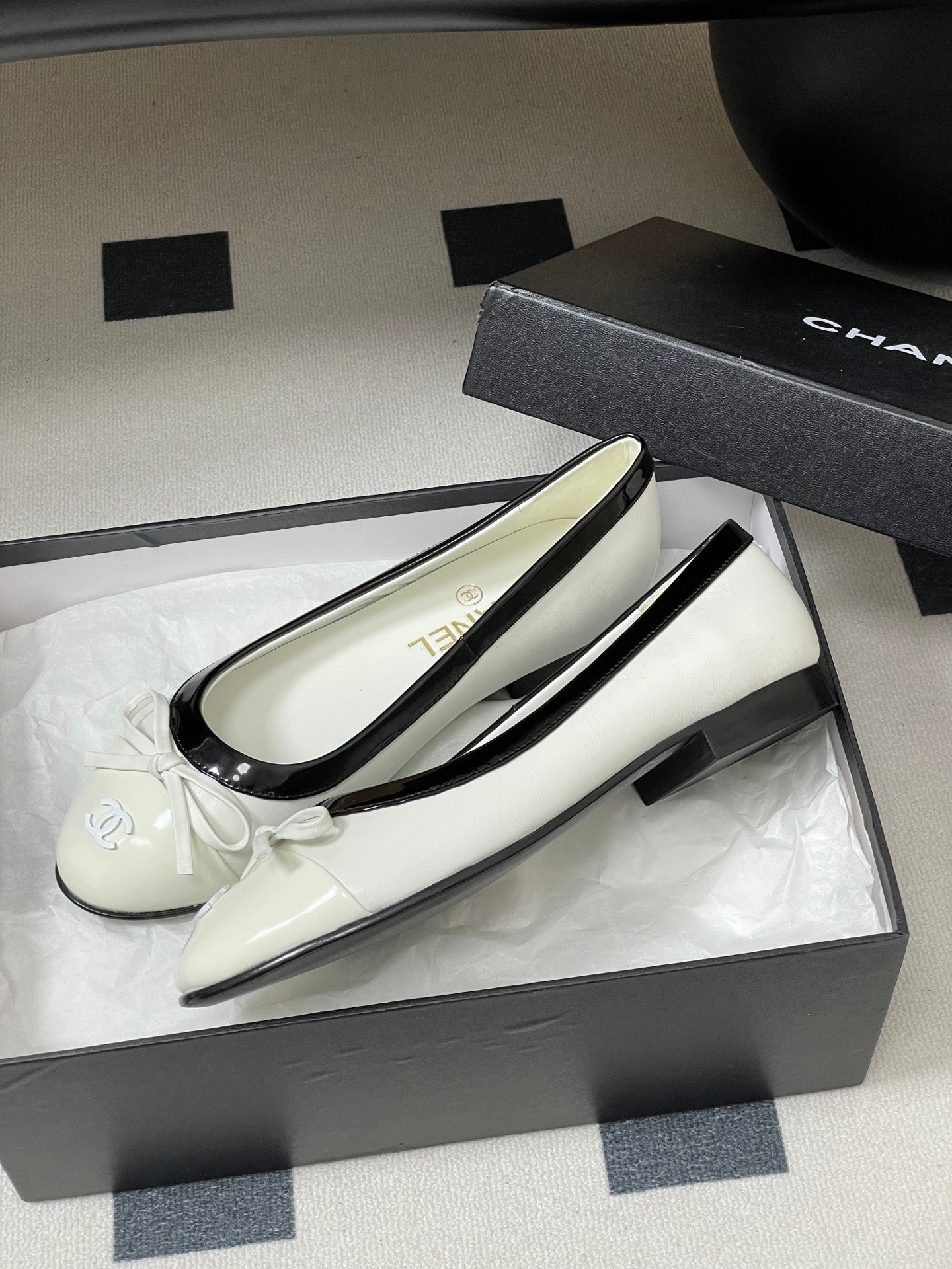 CC 25A Small Bow Ballet Flats White Mix Black Sheepskin 393966
