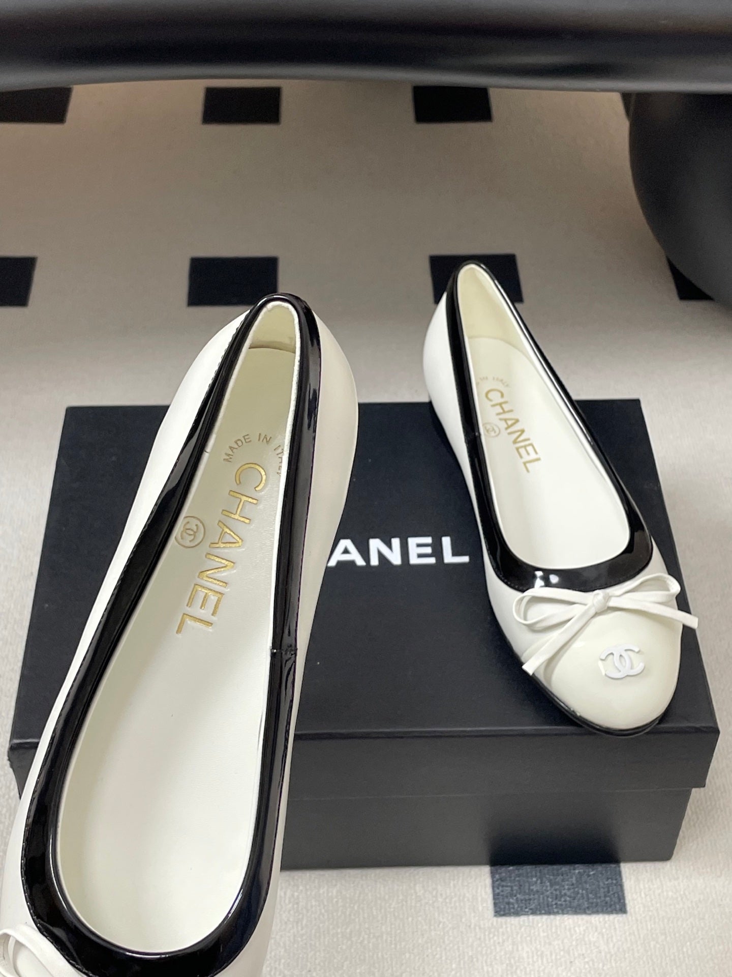 CC 25A Small Bow Ballet Flats White Mix Black Sheepskin 393966