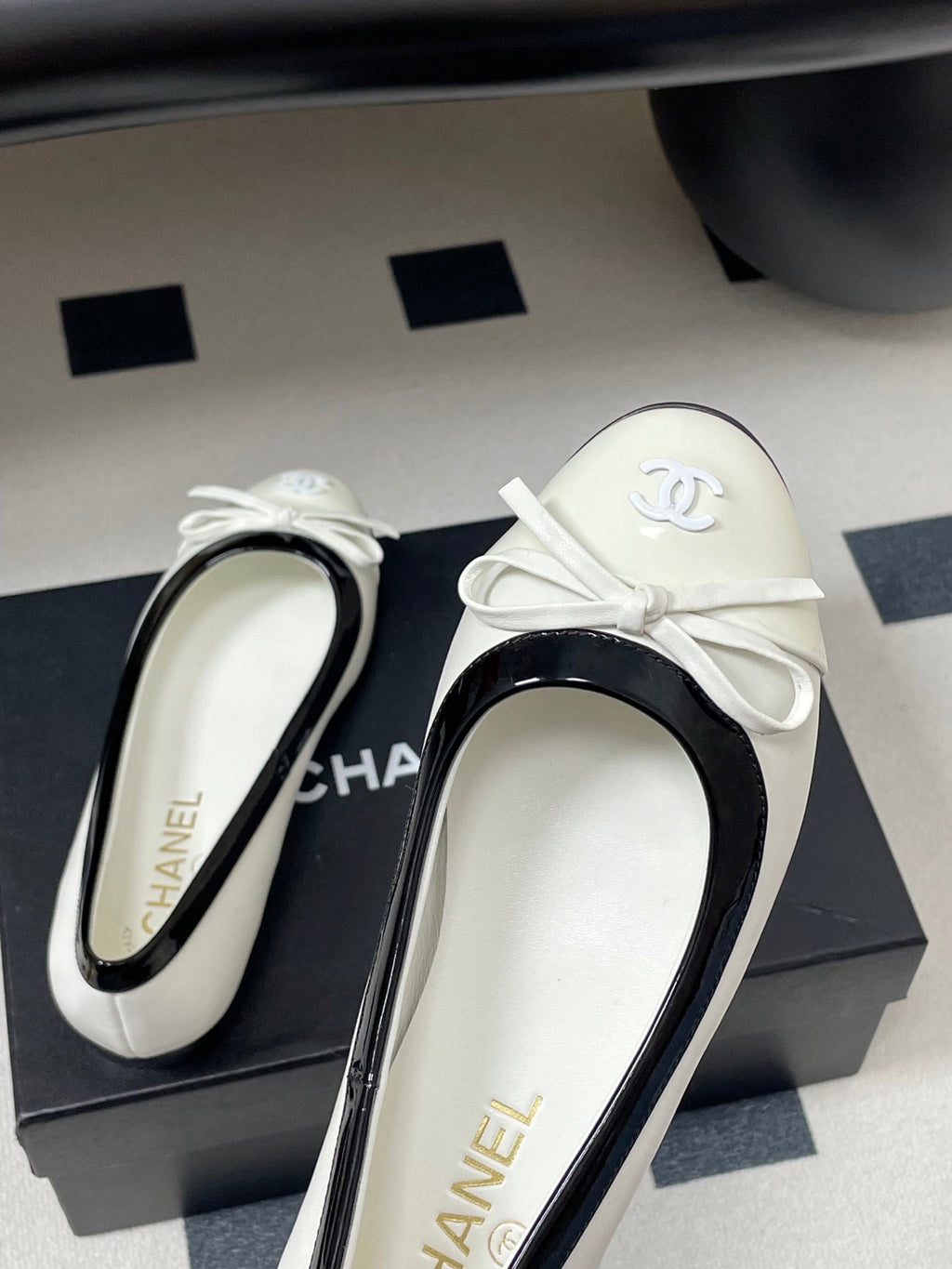 CC 25A Small Bow Ballet Flats White Mix Black Sheepskin 393966