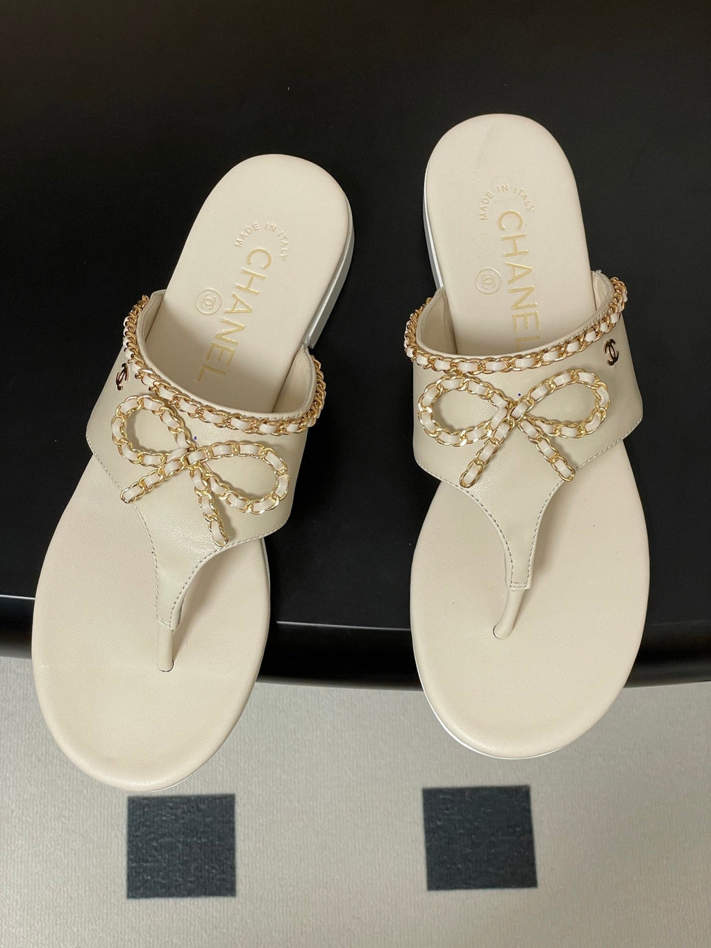 CC 25B Chain Bow Flip-flops Ivory Sheepskin 393986