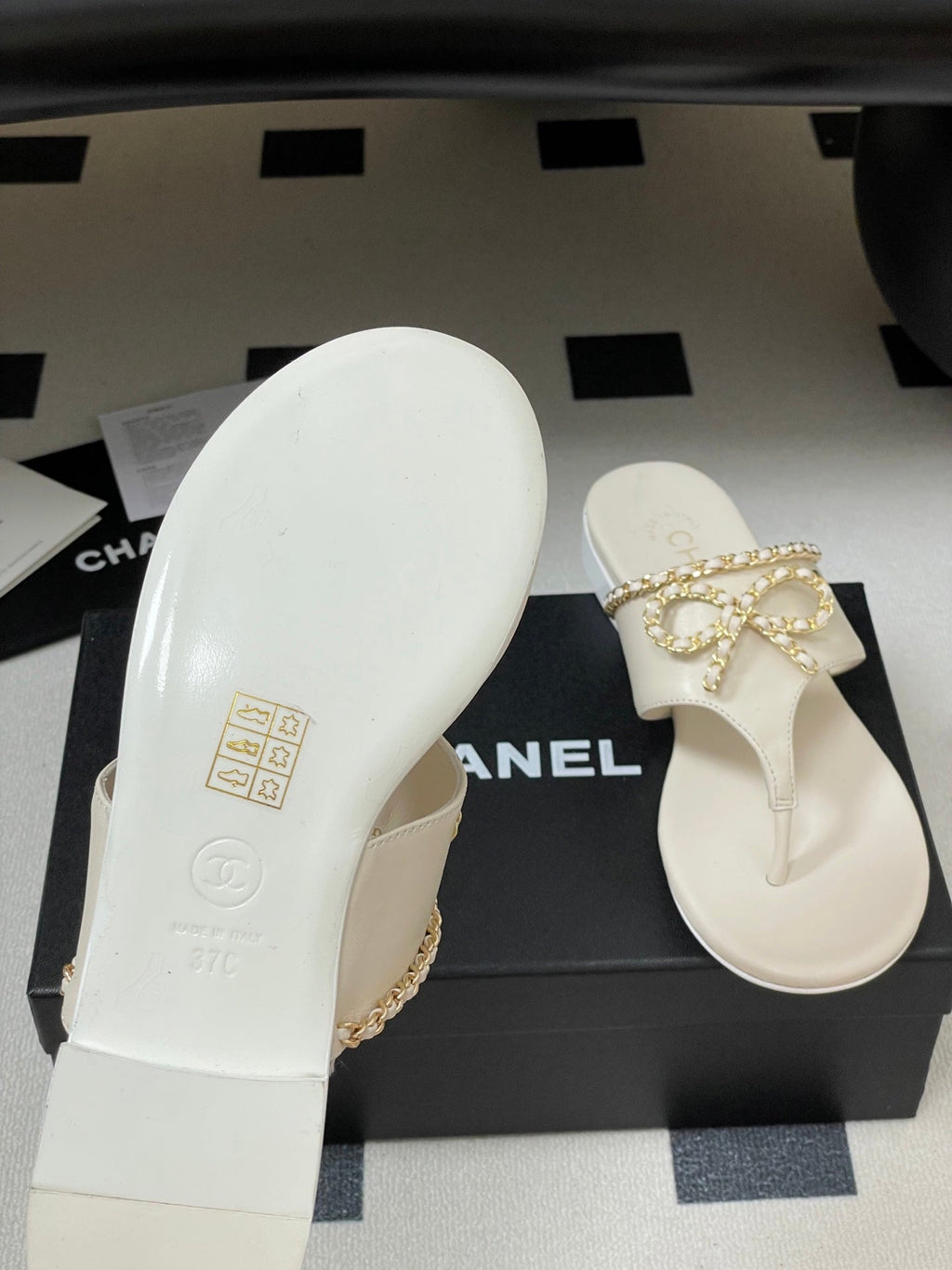 CC 25B Chain Bow Flip-flops Ivory Sheepskin 393986