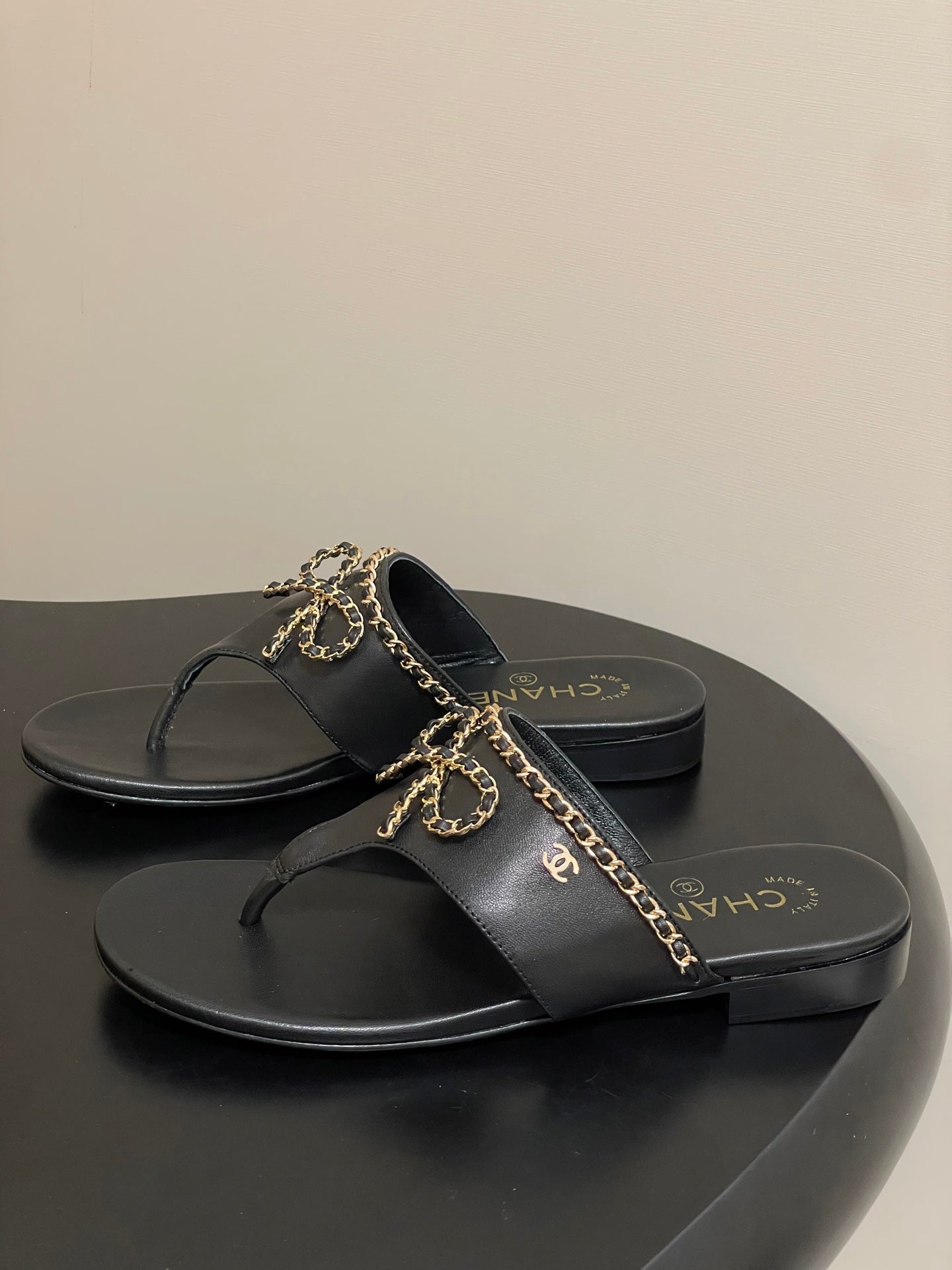 CC 25B Chain Bow Flip-flops Black Sheepskin 393987