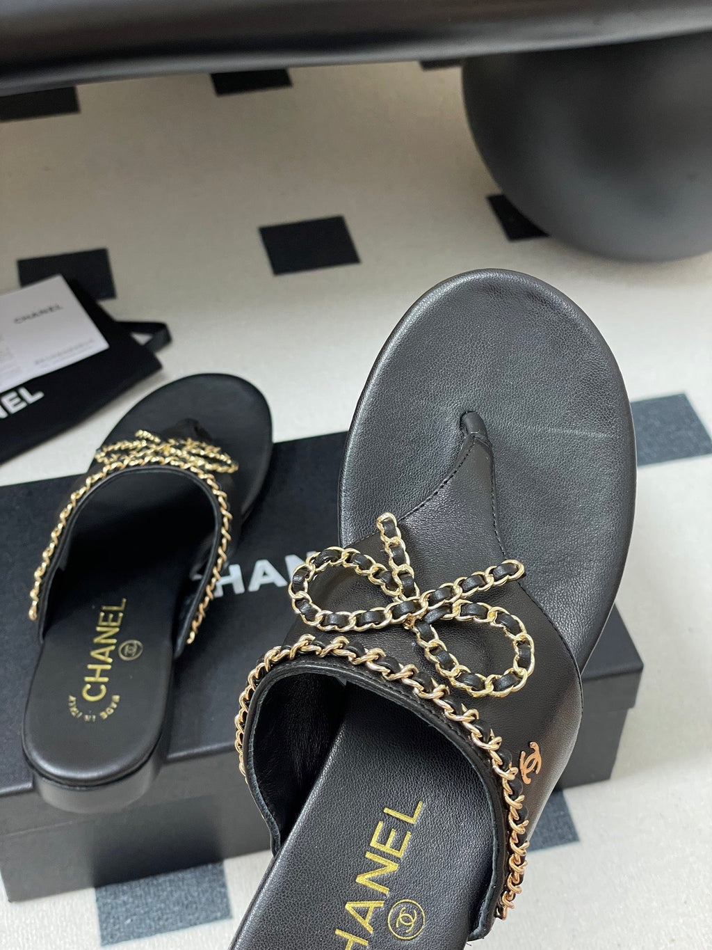CC 25B Chain Bow Flip-flops Black Sheepskin 393987