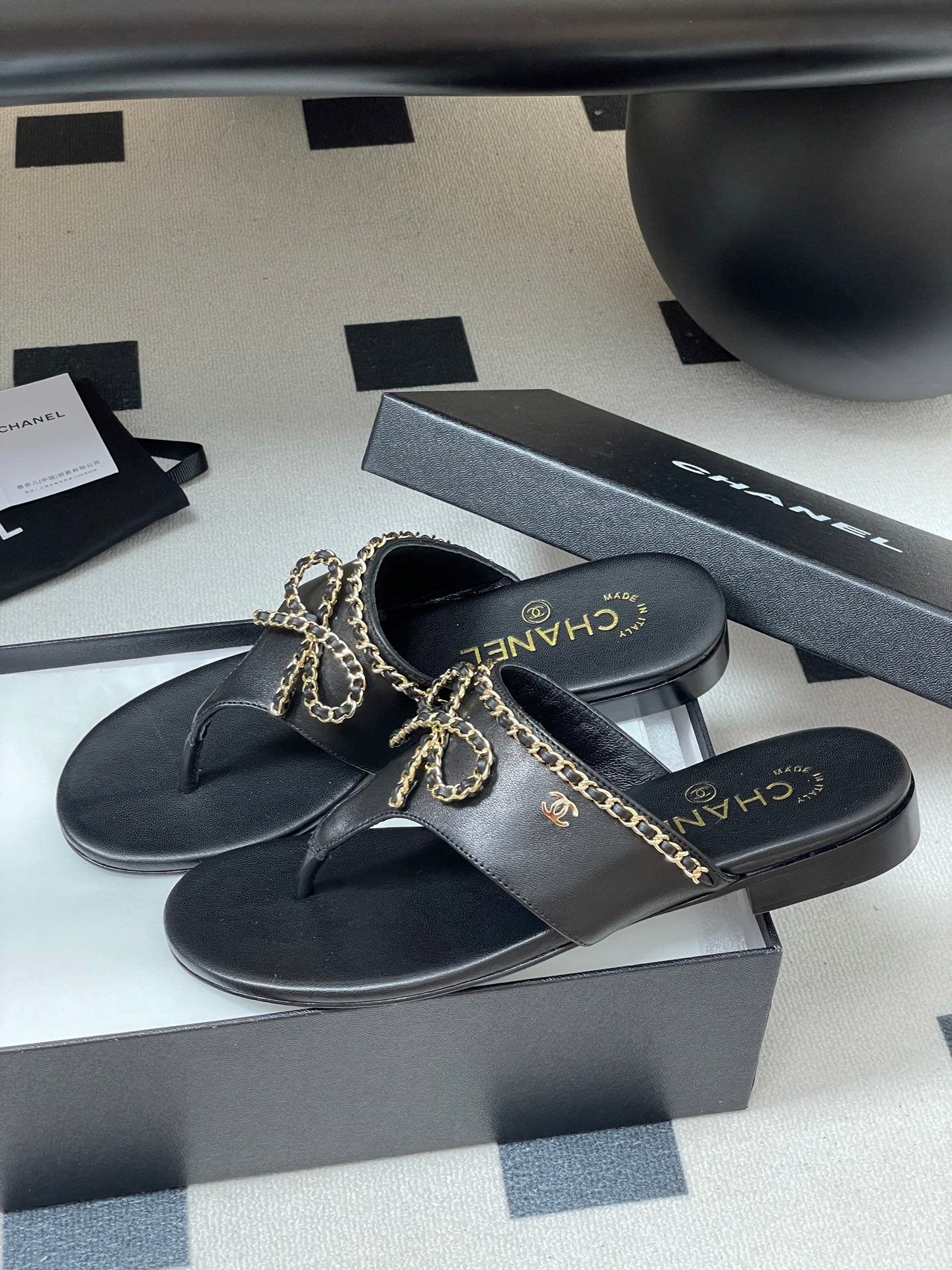 CC 25B Chain Bow Flip-flops Black Sheepskin 393987