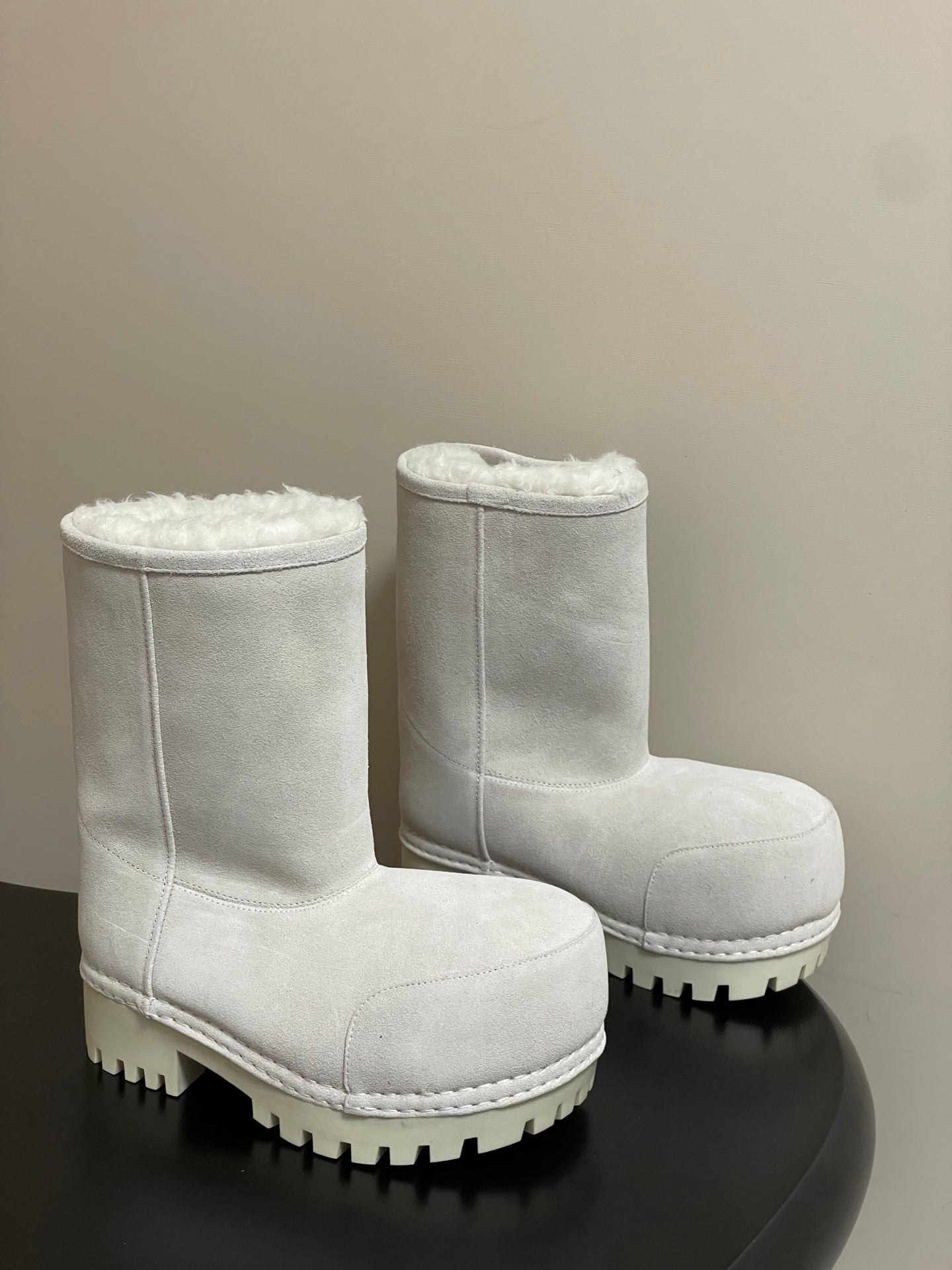 Balenciaga Low Snow Boots White Suede 535035