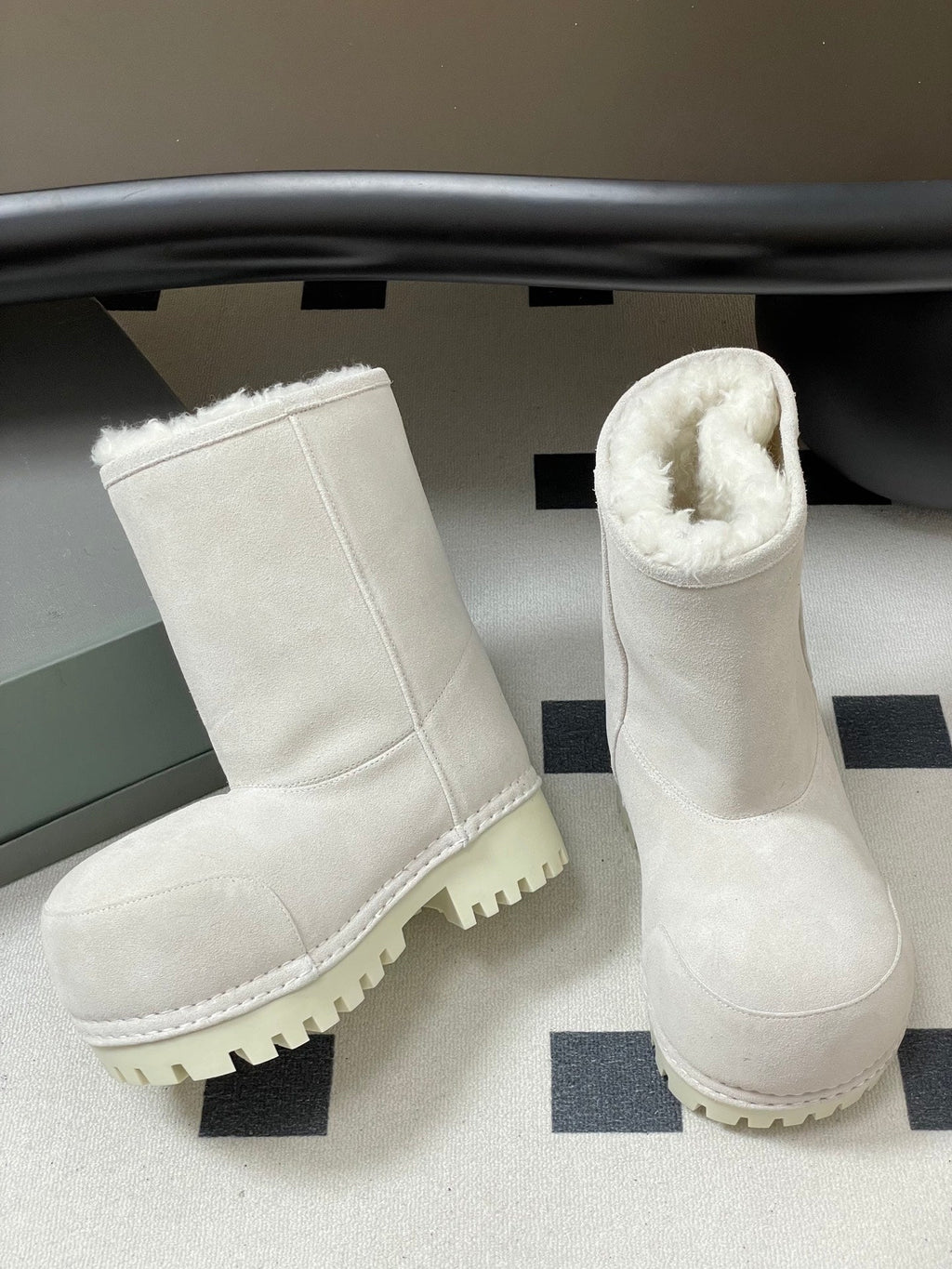 Balenciaga Low Snow Boots White Suede 535035