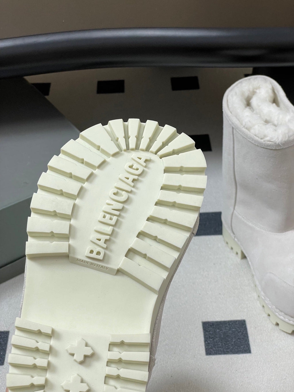 Balenciaga Low Snow Boots White Suede 535035