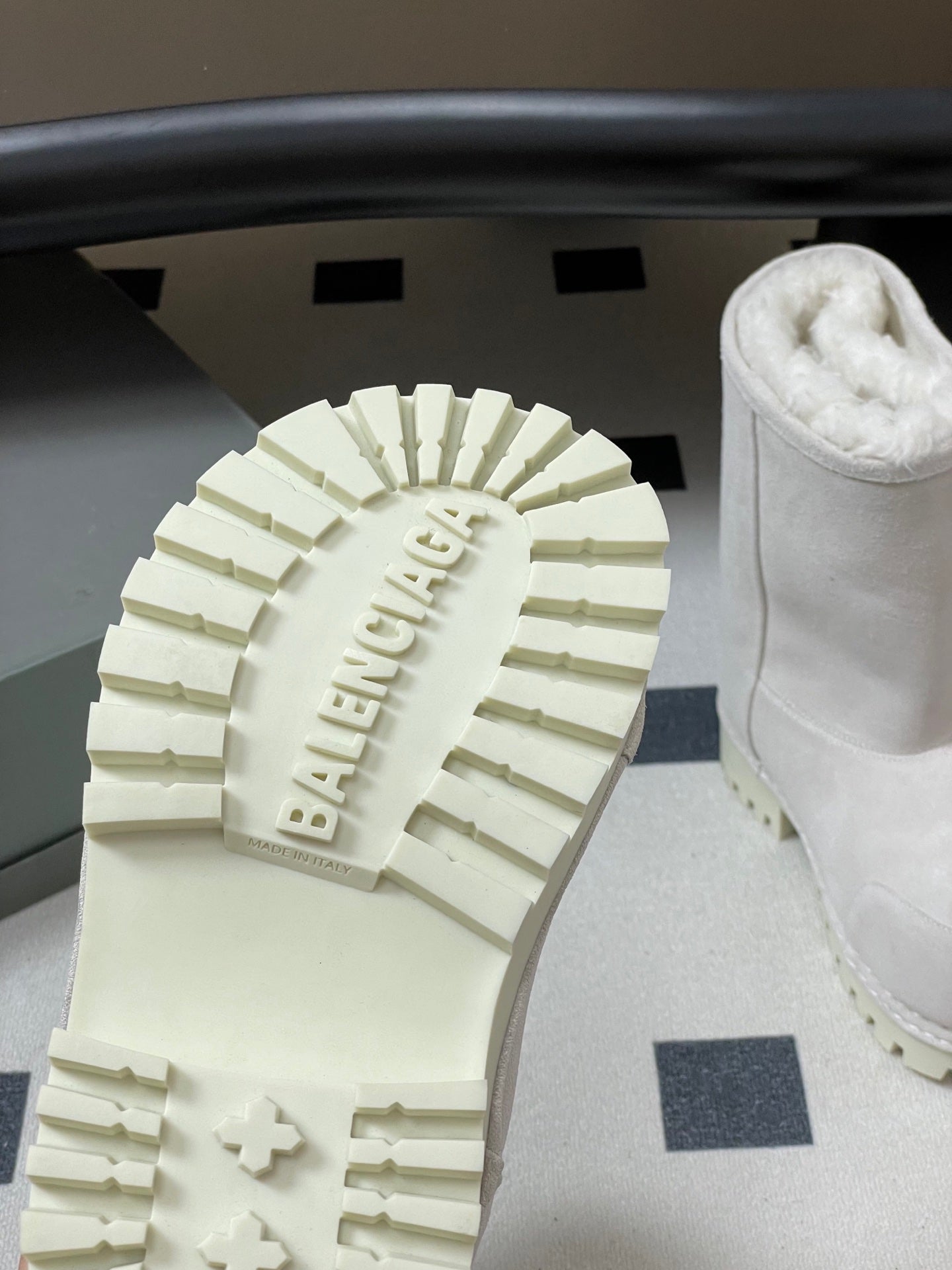 Balenciaga Low Snow Boots White Suede 535035