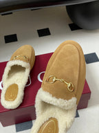 GG horsebit flat mules nude suede and wool 534708
