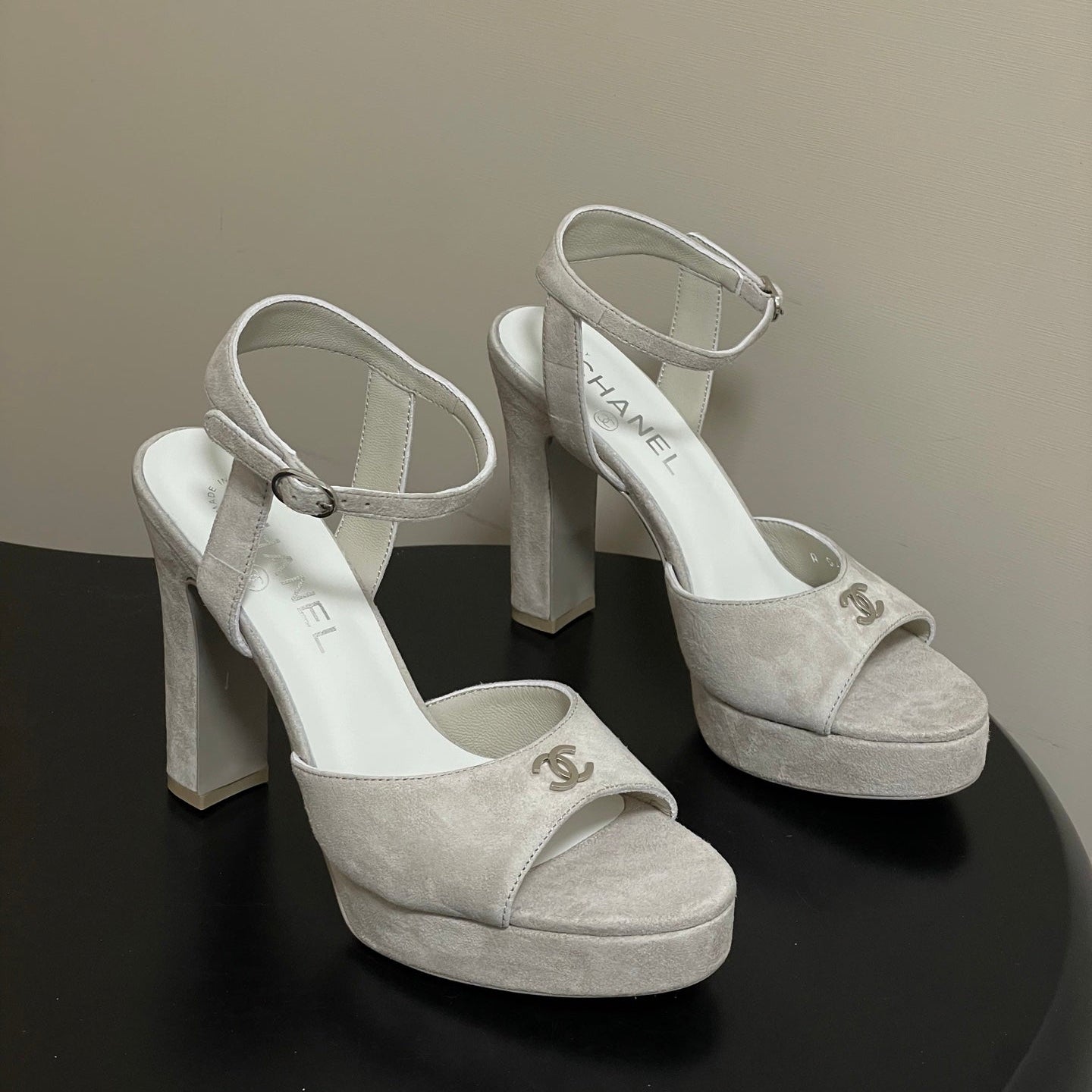 CC 26SS Platform Sandals 120mm Light Gray Double C Sheepskin Suede 632573