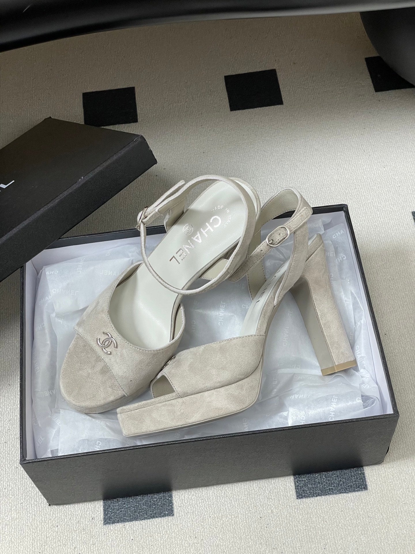 CC 26SS Platform Sandals 120mm Light Gray Double C Sheepskin Suede 632573