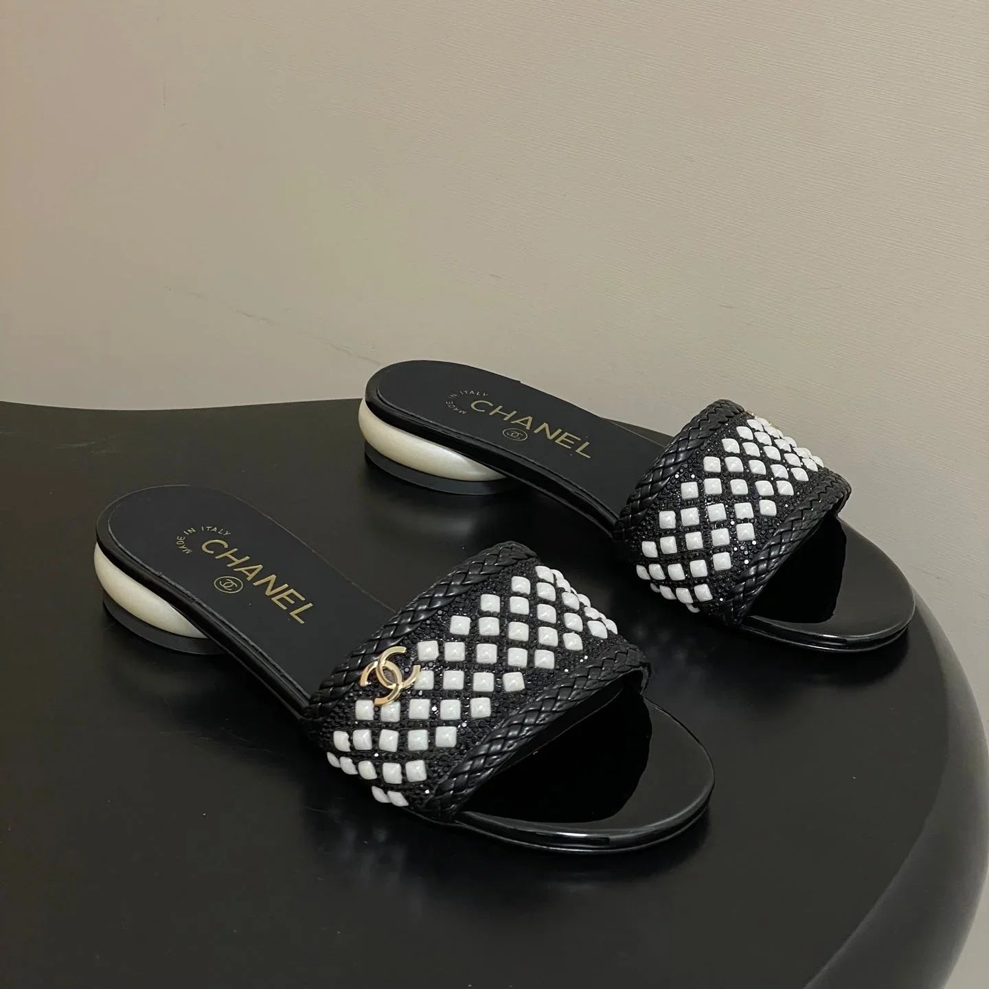 CC 26s Pearl Flat Sandals Black White Patent Leather 649543