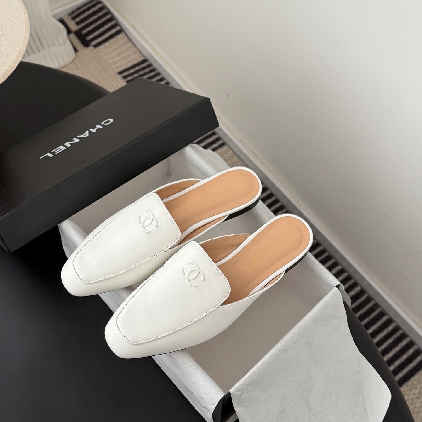 CC 26SS Loafers Mule White Lambskin 670817